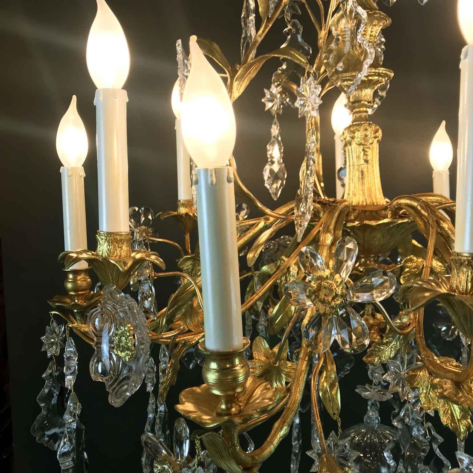 Lustre à douze branches de fleurs en cristal et bronze doré du 19ème siècle, style français du feu en vente 7