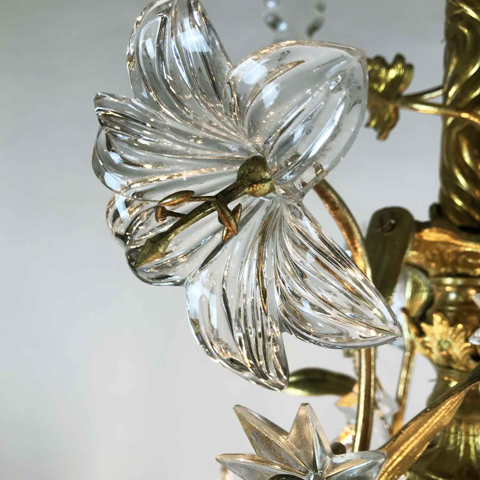 Lustre à douze branches de fleurs en cristal et bronze doré du 19ème siècle, style français du feu en vente 8