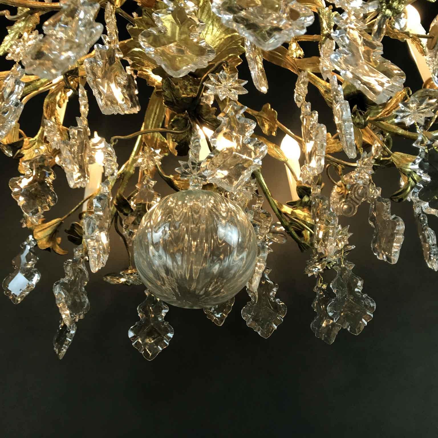 Lustre à douze branches de fleurs en cristal et bronze doré du 19ème siècle, style français du feu en vente 9