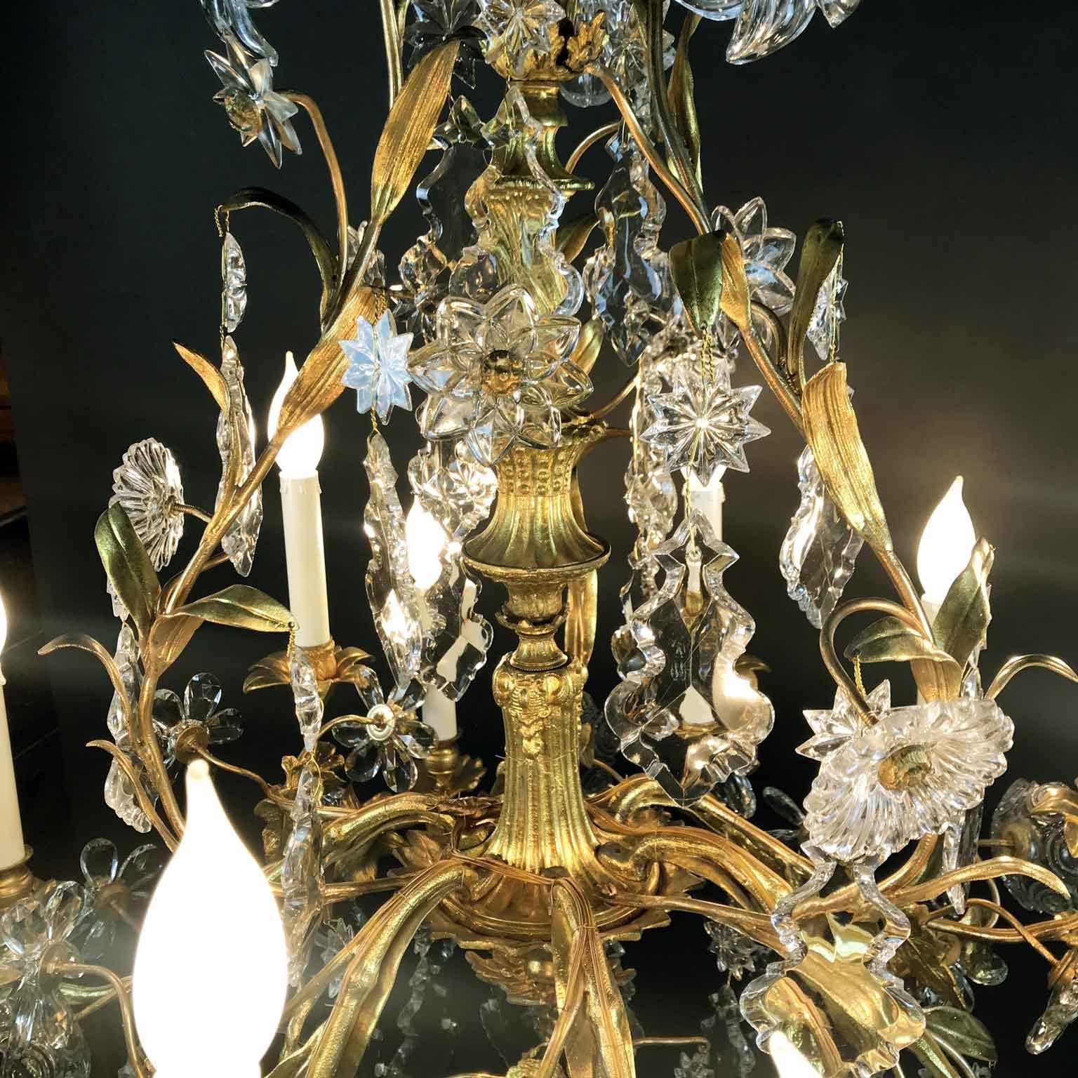Lustre à douze branches de fleurs en cristal et bronze doré du 19ème siècle, style français du feu en vente 10