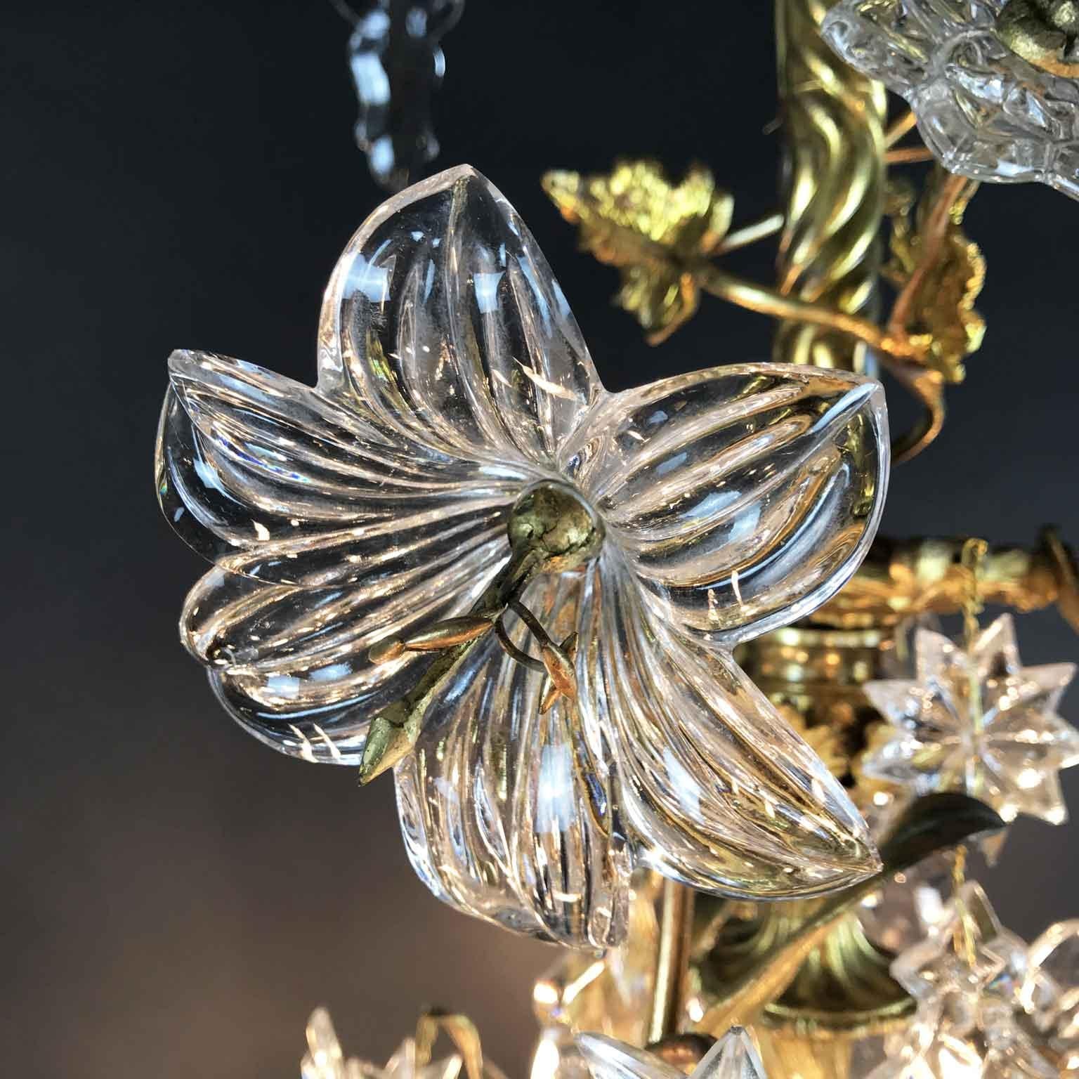 Français Lustre à douze branches de fleurs en cristal et bronze doré du 19ème siècle, style français du feu en vente