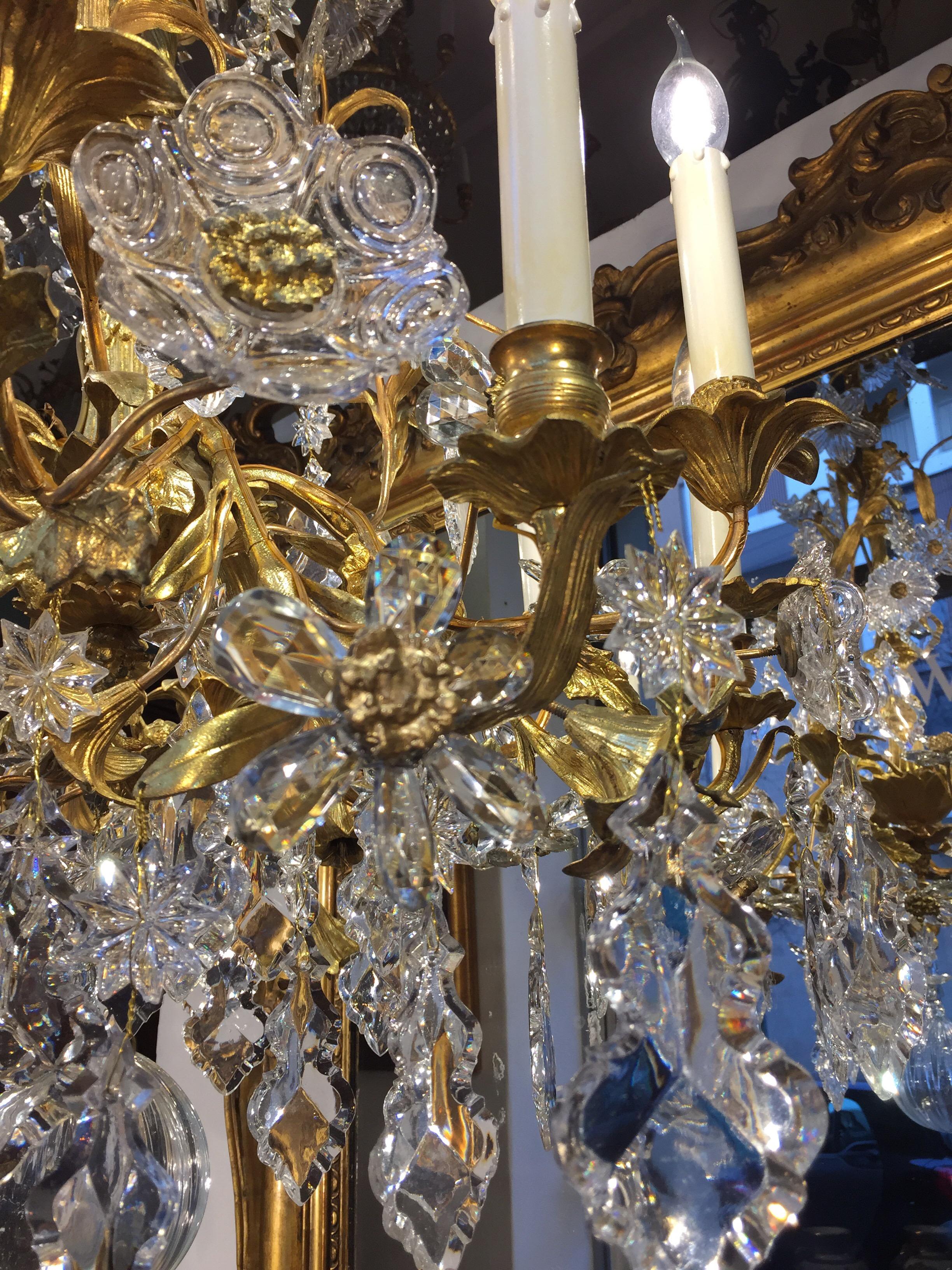 Doré Lustre à douze branches de fleurs en cristal et bronze doré du 19ème siècle, style français du feu en vente