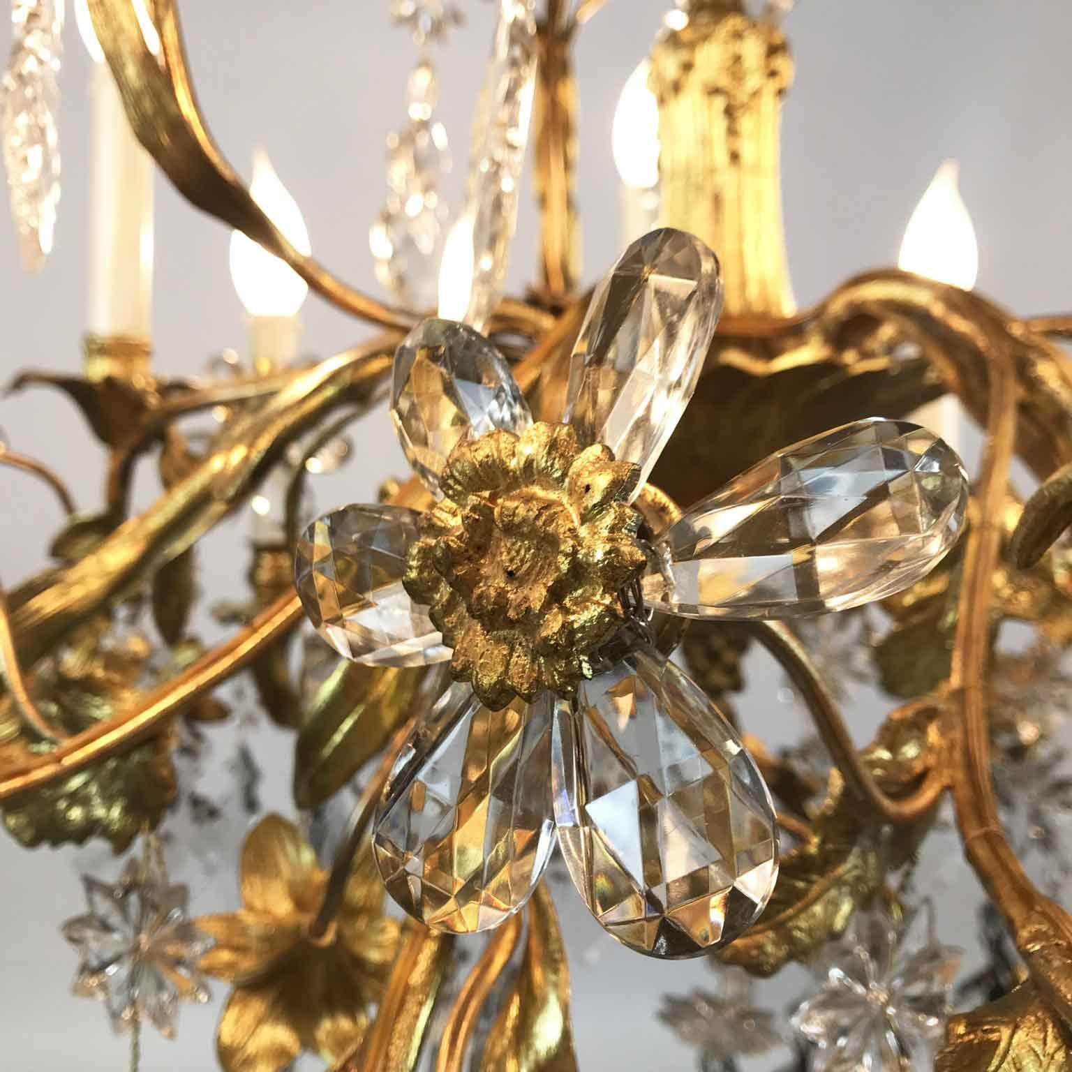 Französischer Feuer-Kronleuchter aus vergoldeter Bronze und Kristall mit zwölf Blumen aus dem 19. Jahrhundert im Angebot 1