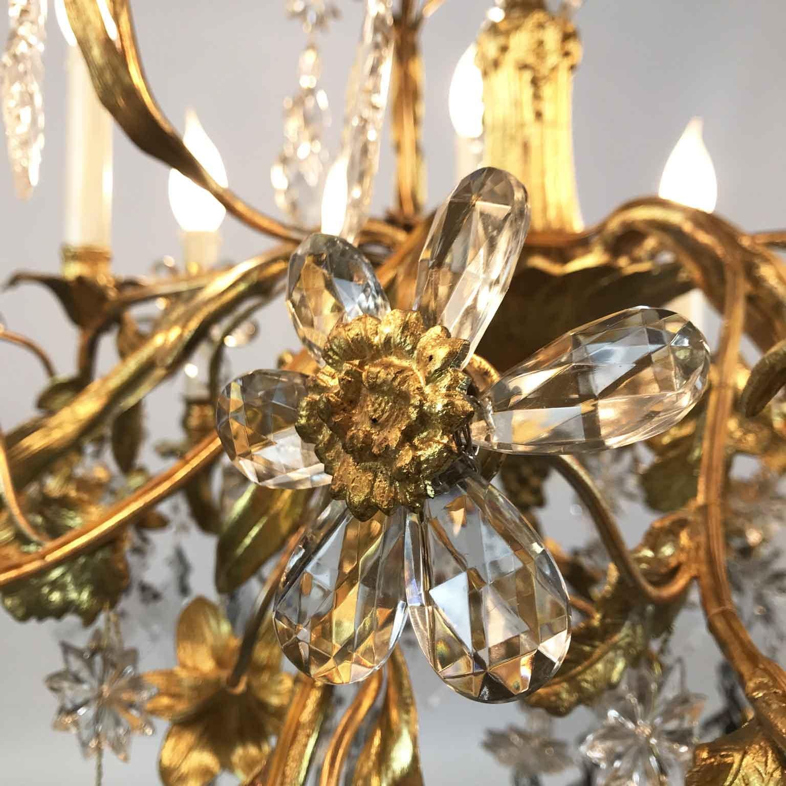 Lampadario floreale a dodici bracci in cristallo dorato a fuoco francese del XIX secolo In condizioni buone in vendita a Milano, MI