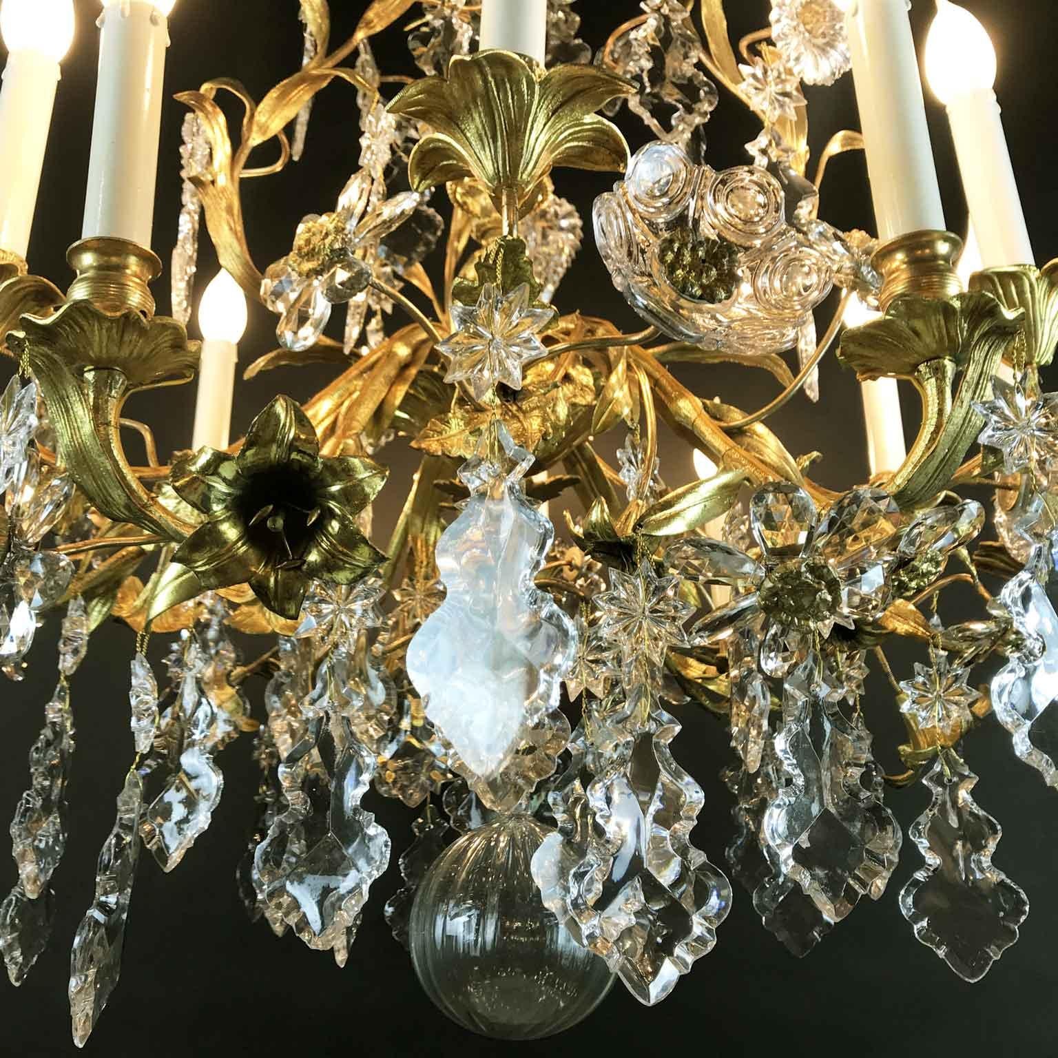 XIXe siècle Lustre à douze branches de fleurs en cristal et bronze doré du 19ème siècle, style français du feu en vente