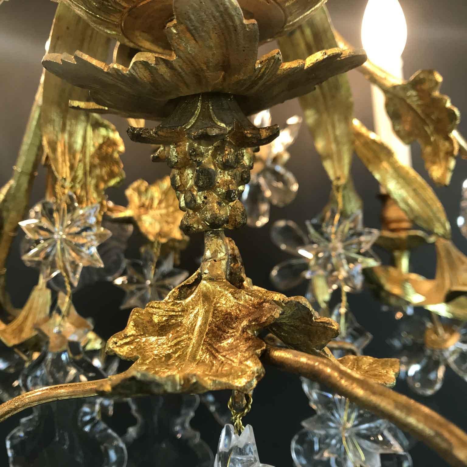 Lustre à douze branches de fleurs en cristal et bronze doré du 19ème siècle, style français du feu en vente 1
