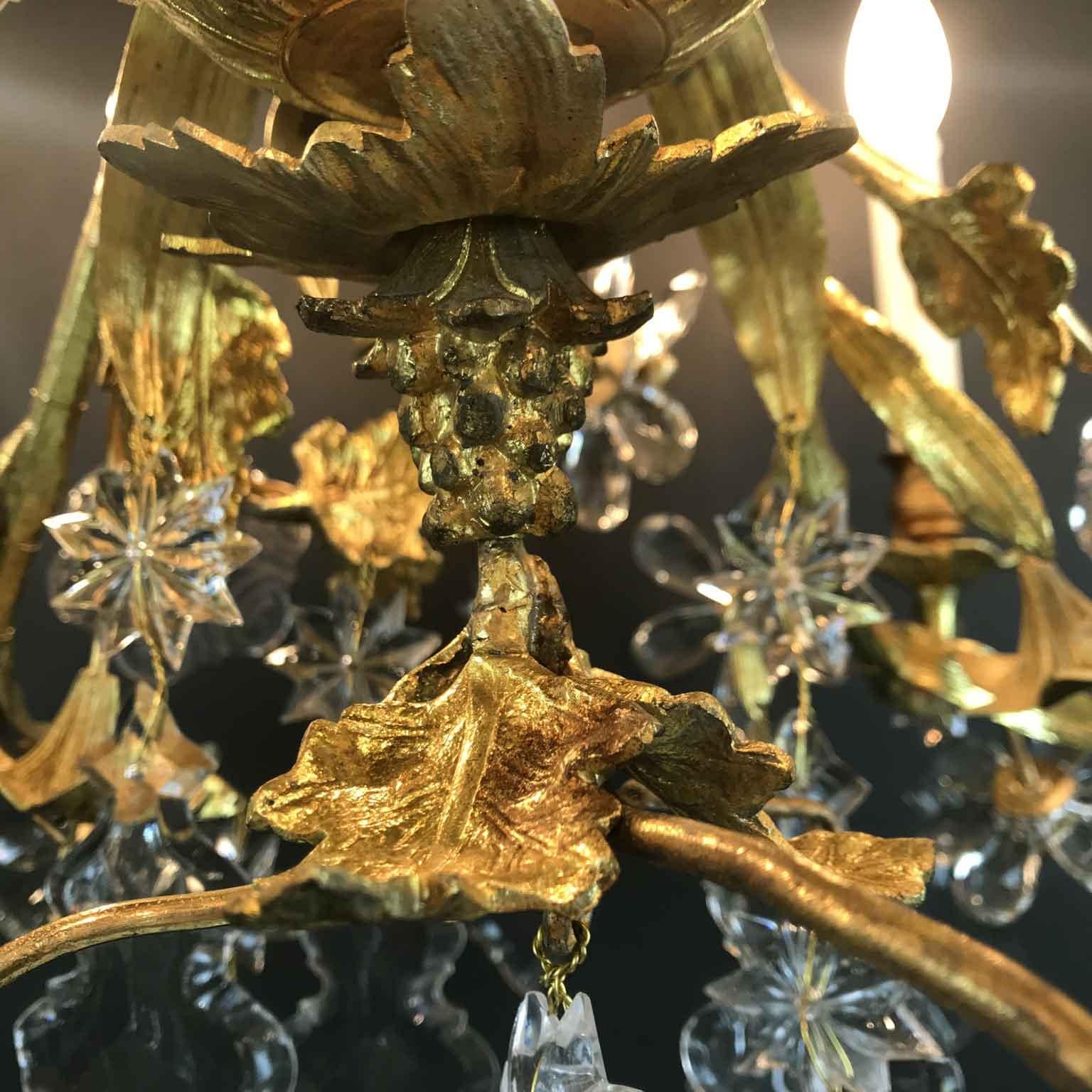 Lampadario floreale a dodici bracci in cristallo dorato a fuoco francese del XIX secolo in vendita 2