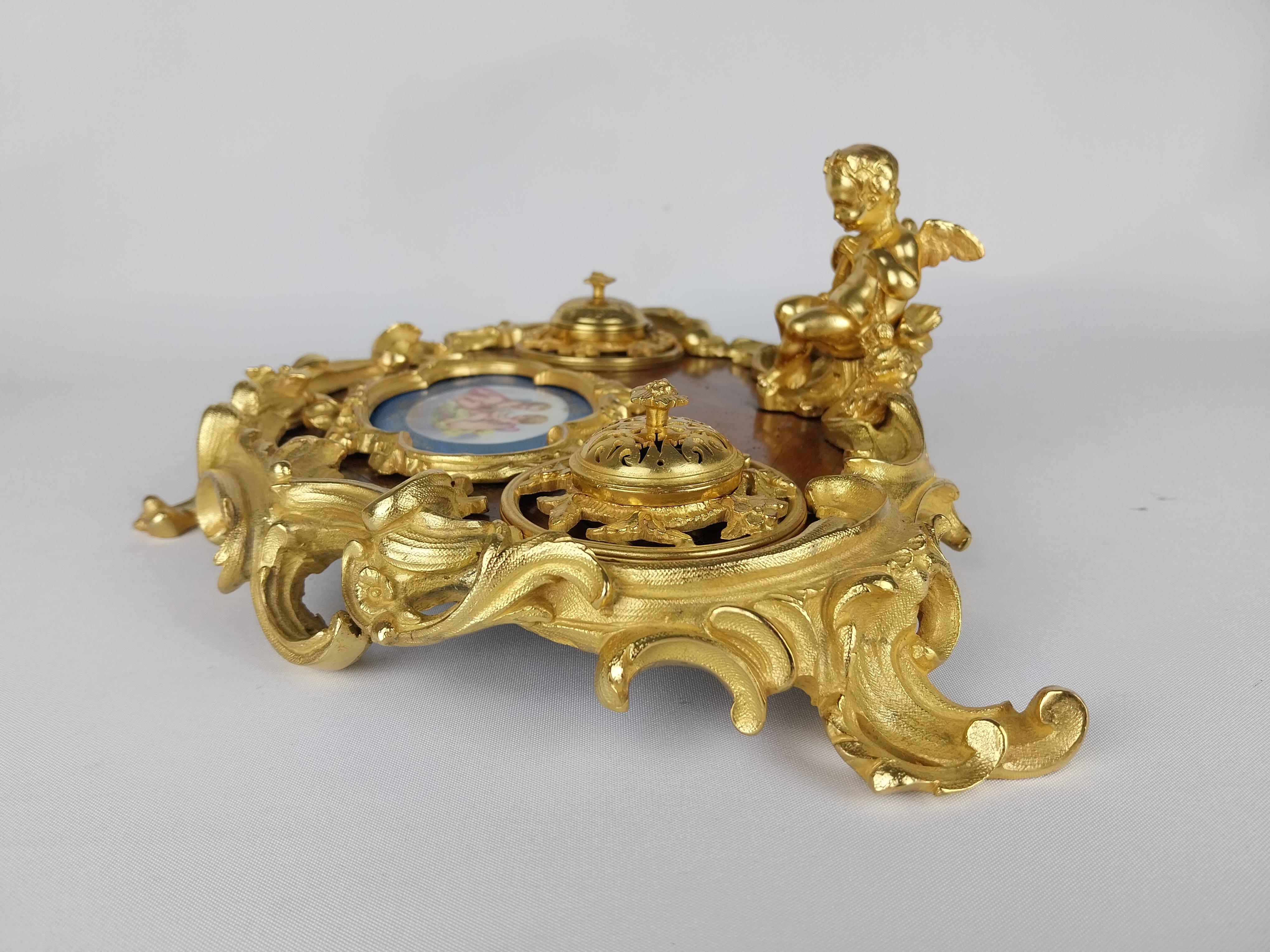 Supporto da tavolo Encrier francese del XIX secolo in bronzo dorato in vendita 4