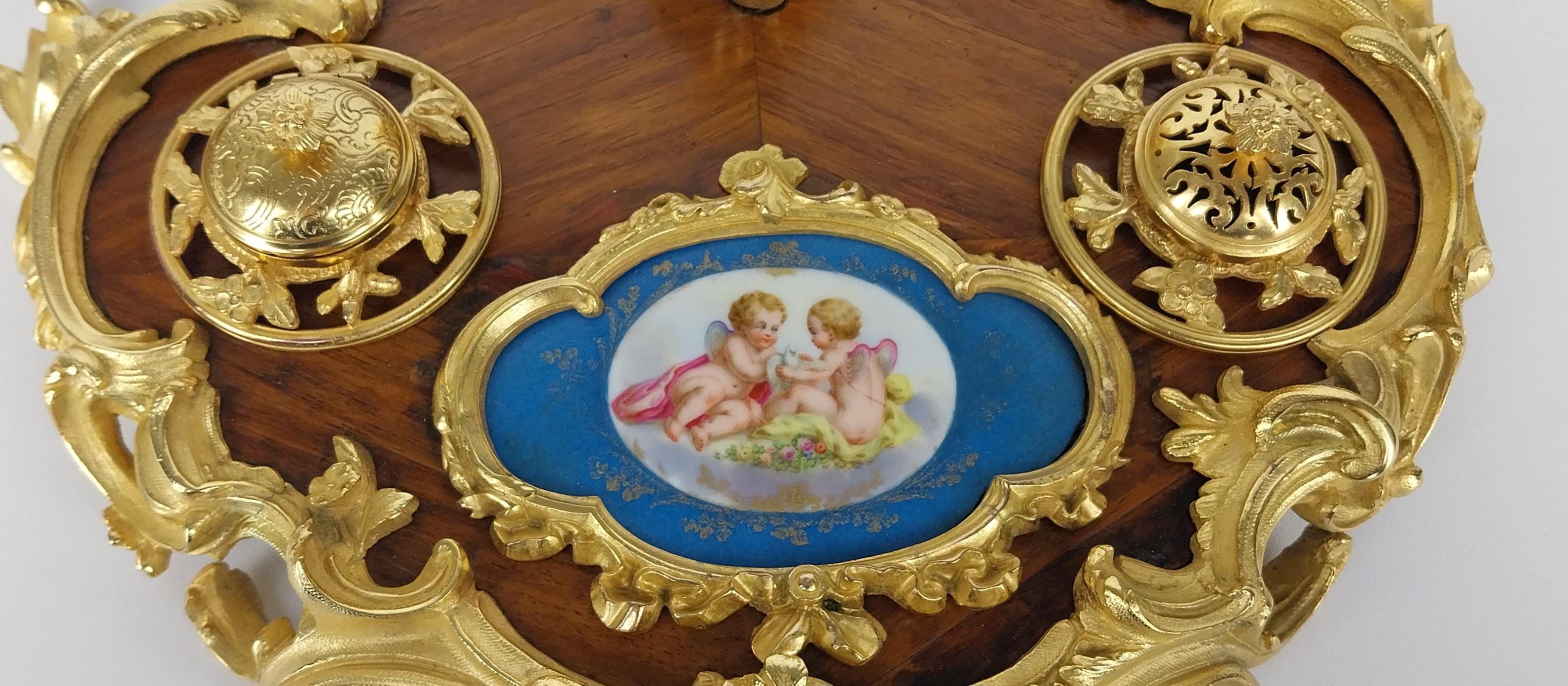 Supporto da tavolo Encrier francese del XIX secolo in bronzo dorato in vendita 6