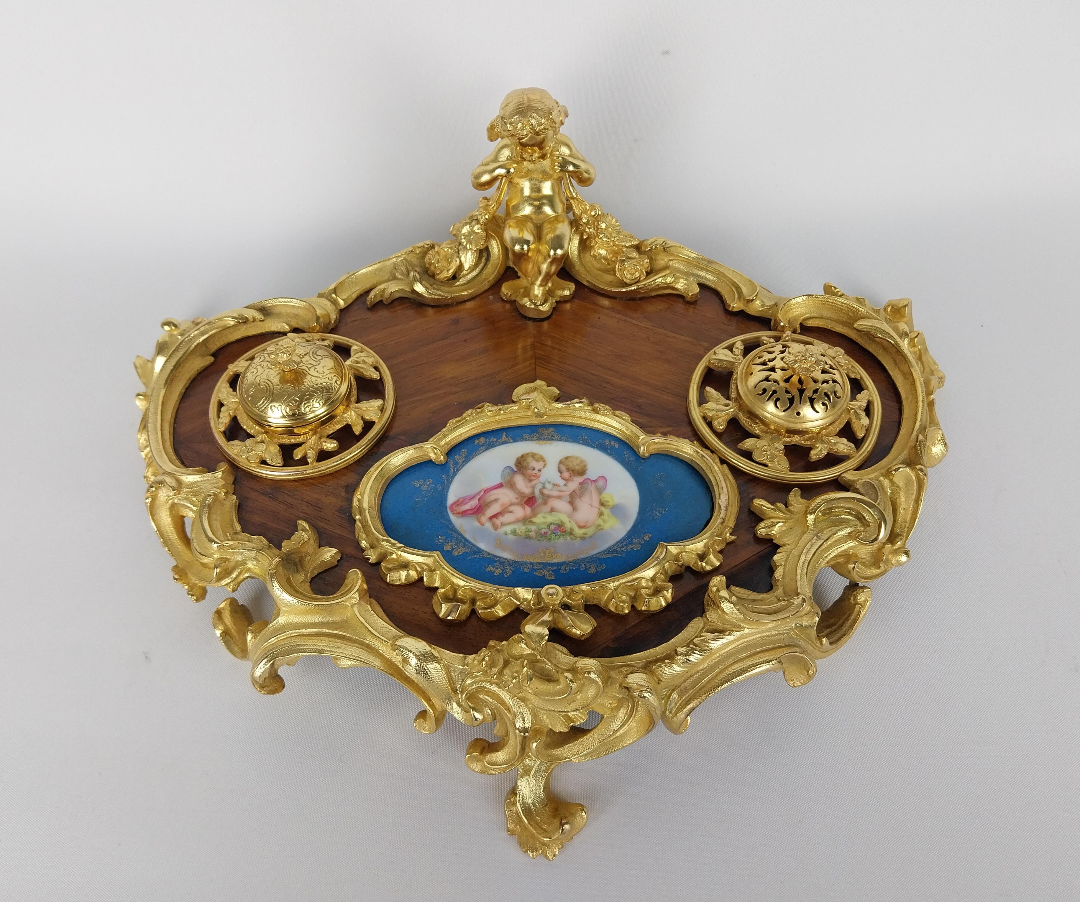 Francese Supporto da tavolo Encrier francese del XIX secolo in bronzo dorato in vendita