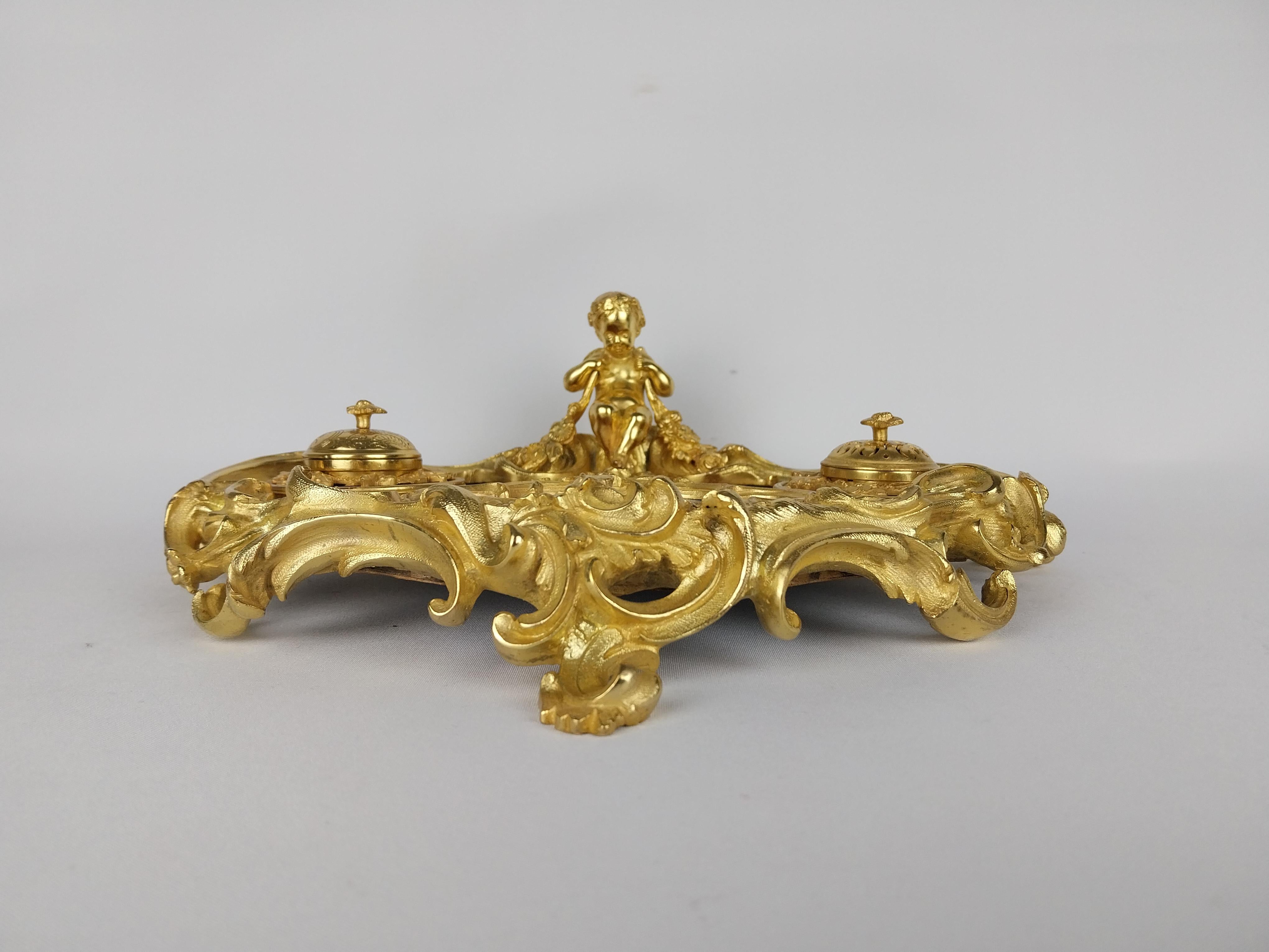 Dorato Supporto da tavolo Encrier francese del XIX secolo in bronzo dorato in vendita