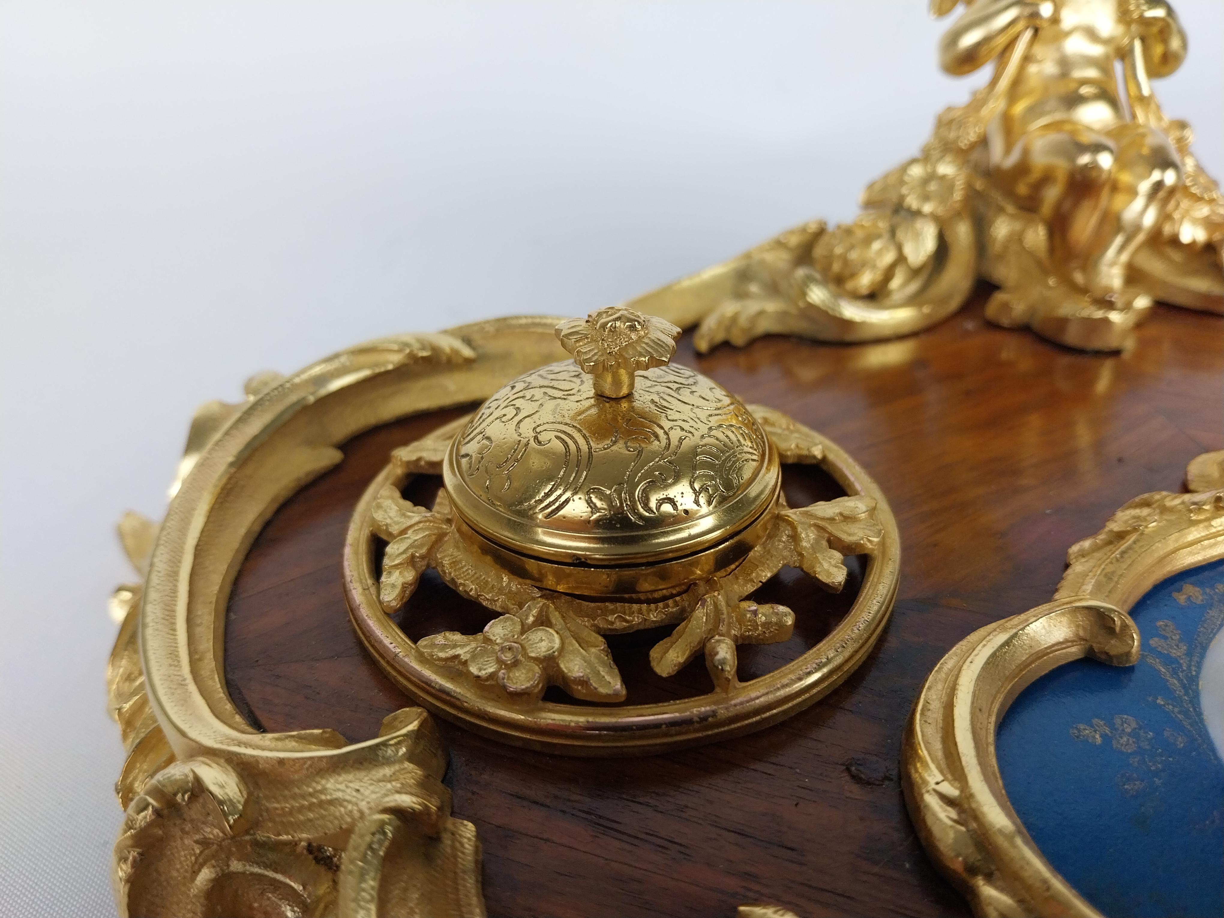 Bronzo Supporto da tavolo Encrier francese del XIX secolo in bronzo dorato in vendita