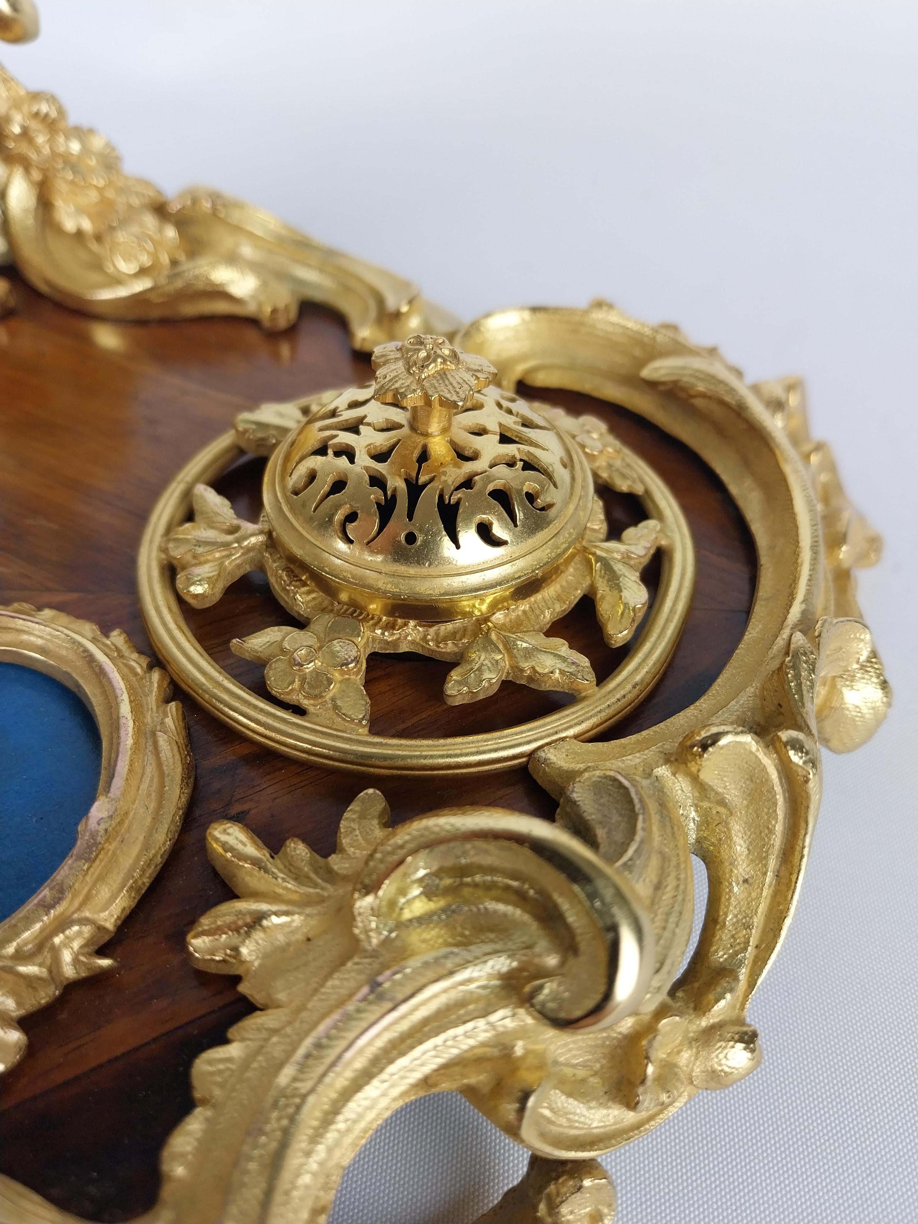 Supporto da tavolo Encrier francese del XIX secolo in bronzo dorato in vendita 1