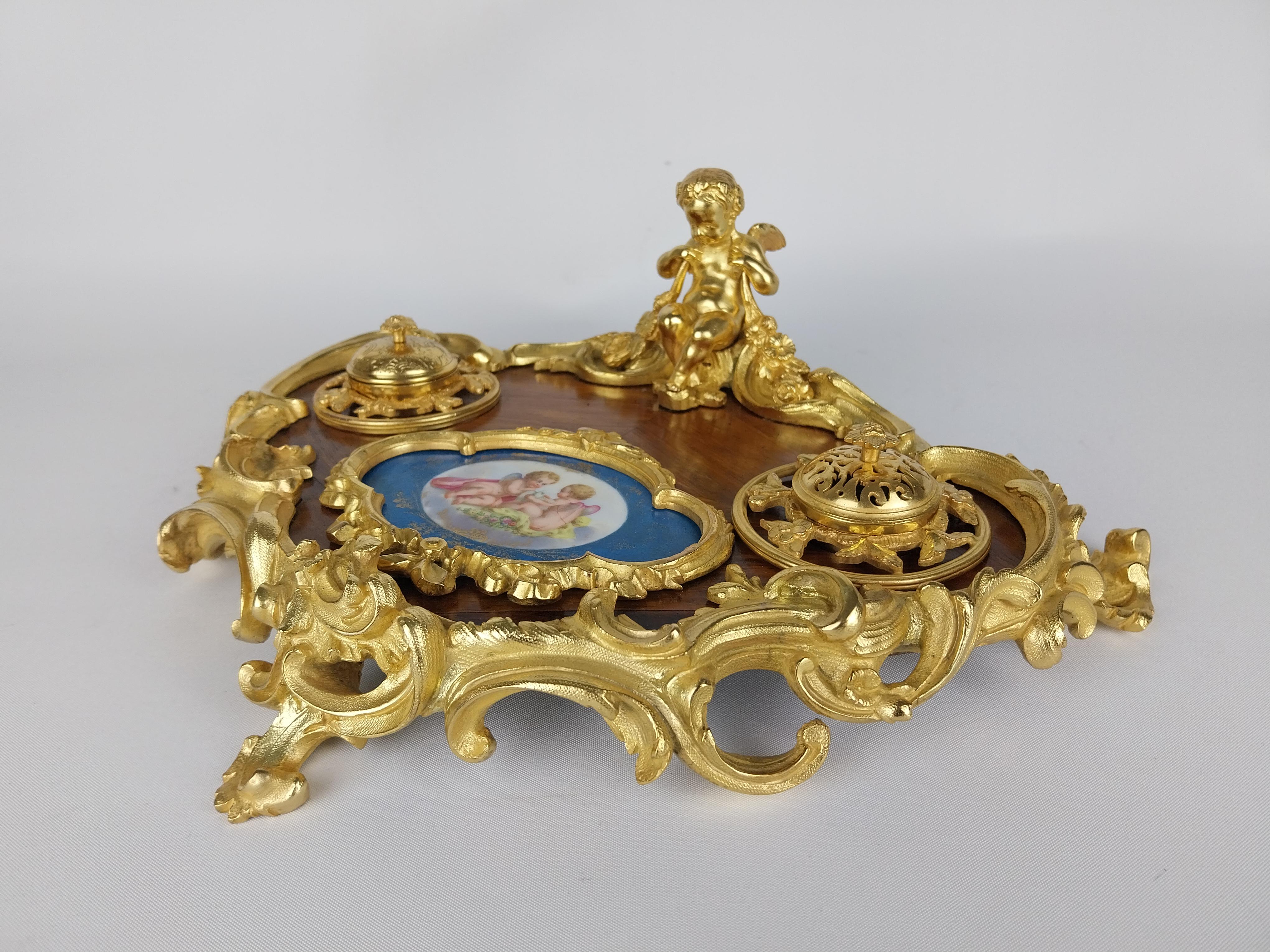 Supporto da tavolo Encrier francese del XIX secolo in bronzo dorato in vendita 2