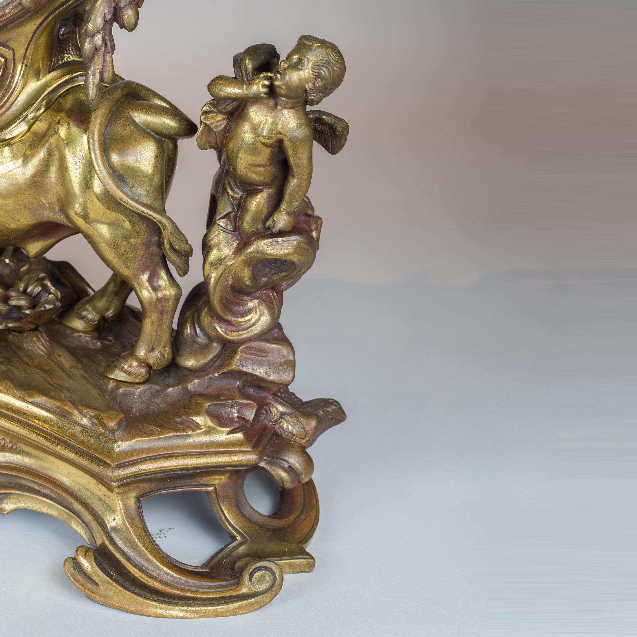Französische figurale Kaminuhr aus vergoldeter Bronze aus dem 19. Jahrhundert (Vergoldet) im Angebot