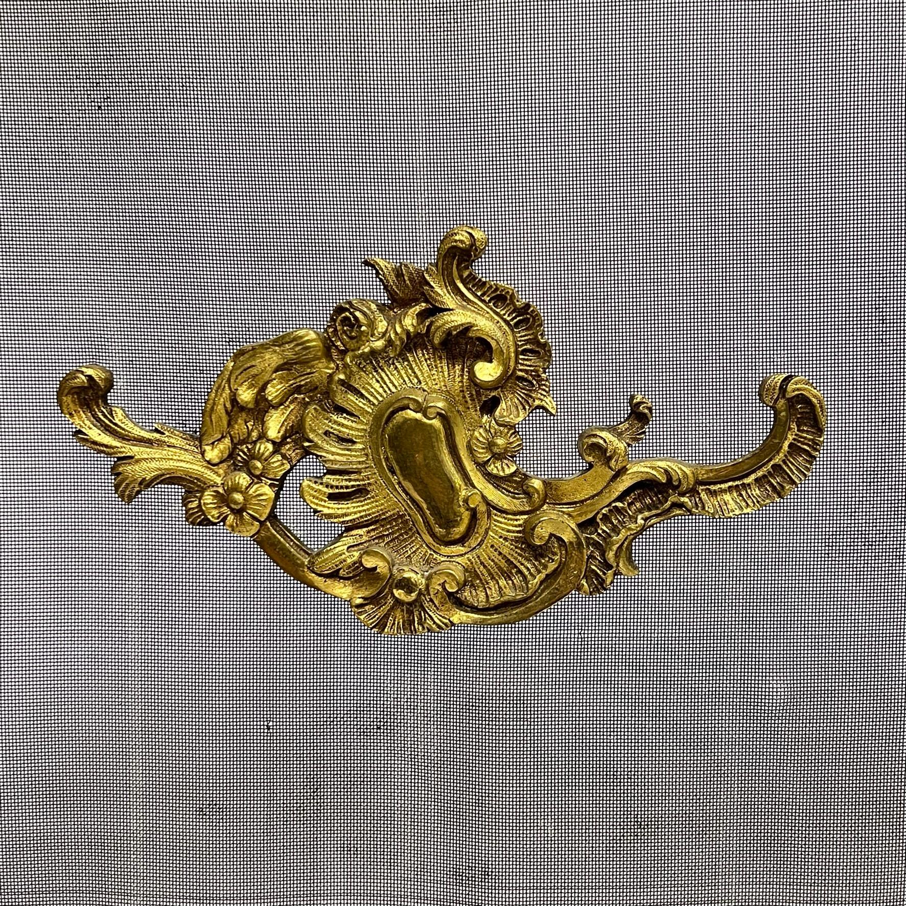 Französischer Kaminschirm aus vergoldeter Bronze des 19. Jahrhunderts im französischen Louis XV.-/XVI.-Stil im Angebot 6
