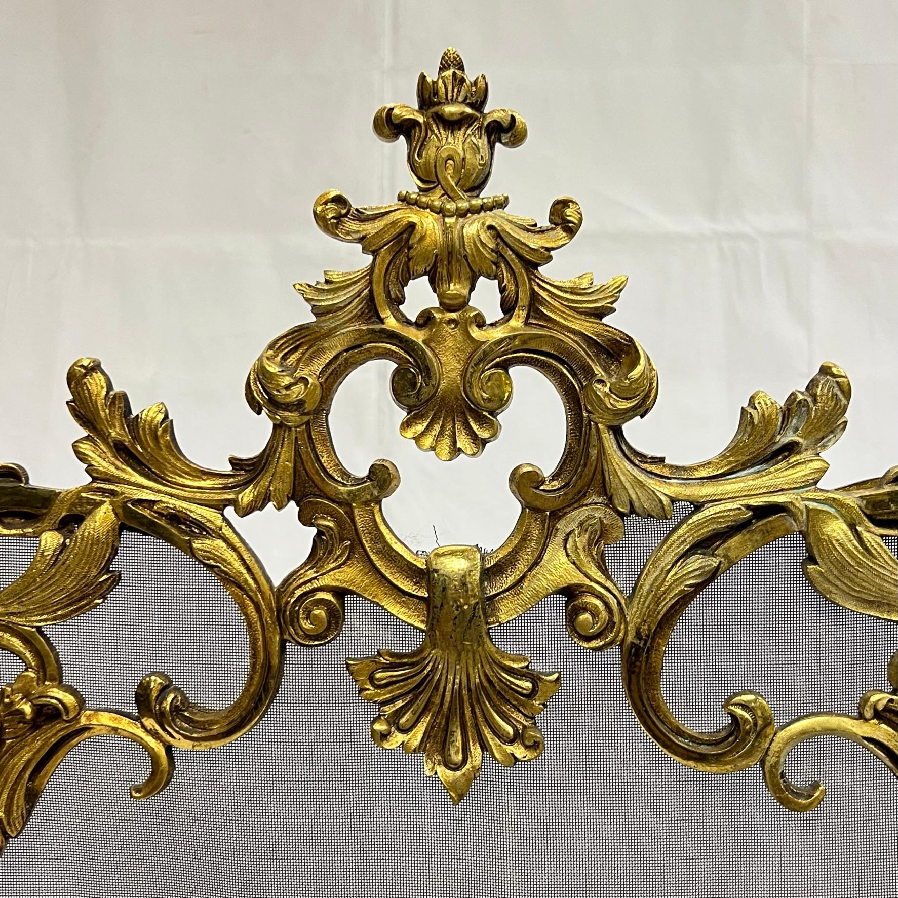 Französischer Kaminschirm aus vergoldeter Bronze des 19. Jahrhunderts im französischen Louis XV.-/XVI.-Stil (Vergoldet) im Angebot