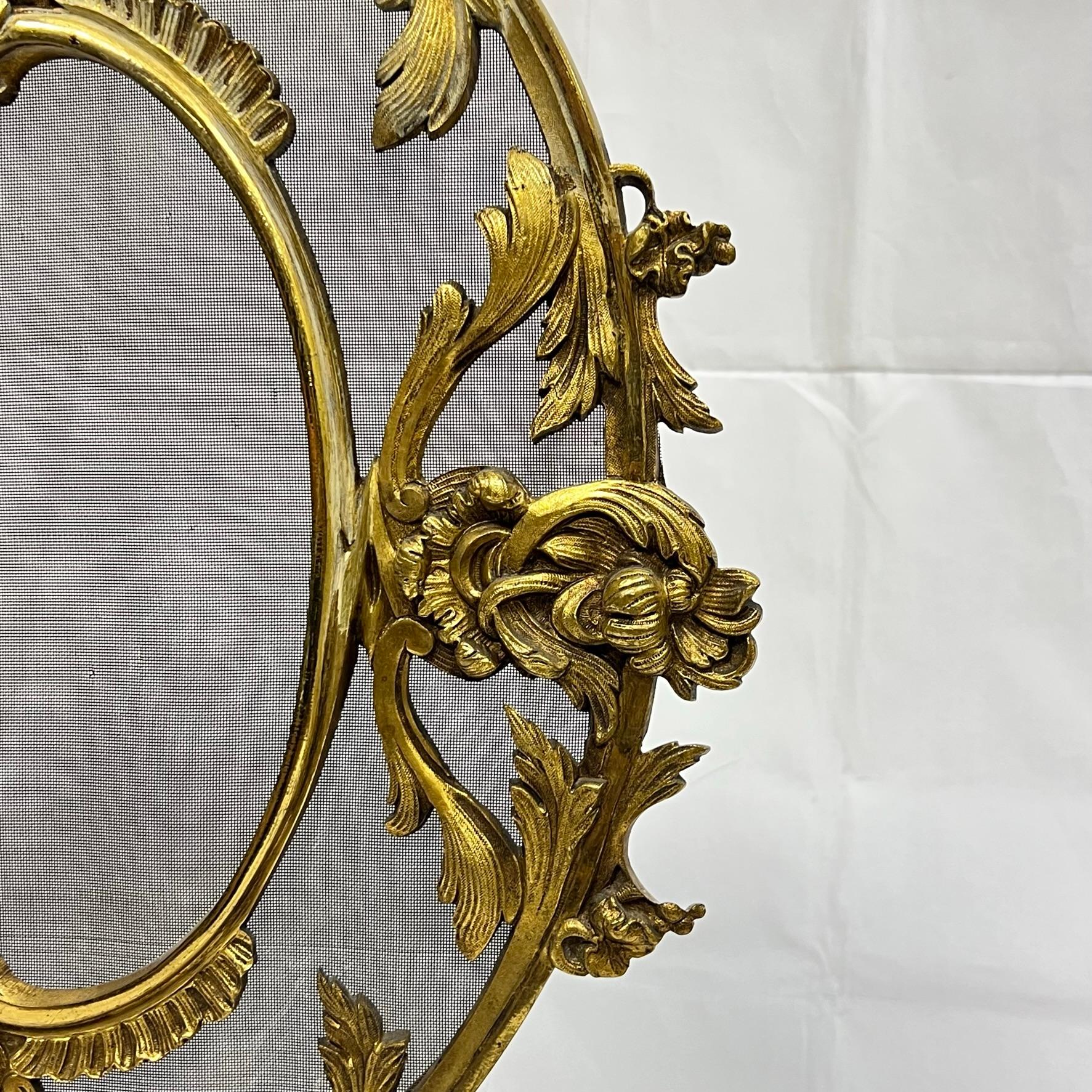 Französischer Kaminschirm aus vergoldeter Bronze des 19. Jahrhunderts im französischen Louis XV.-/XVI.-Stil im Zustand „Gut“ im Angebot in New York, NY