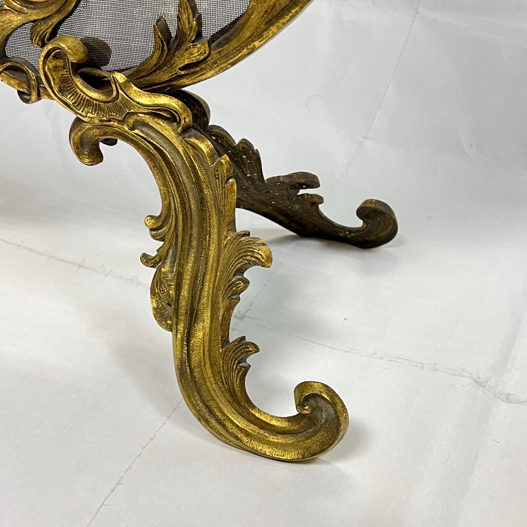 Französischer Kaminschirm aus vergoldeter Bronze des 19. Jahrhunderts im französischen Louis XV.-/XVI.-Stil im Angebot 2