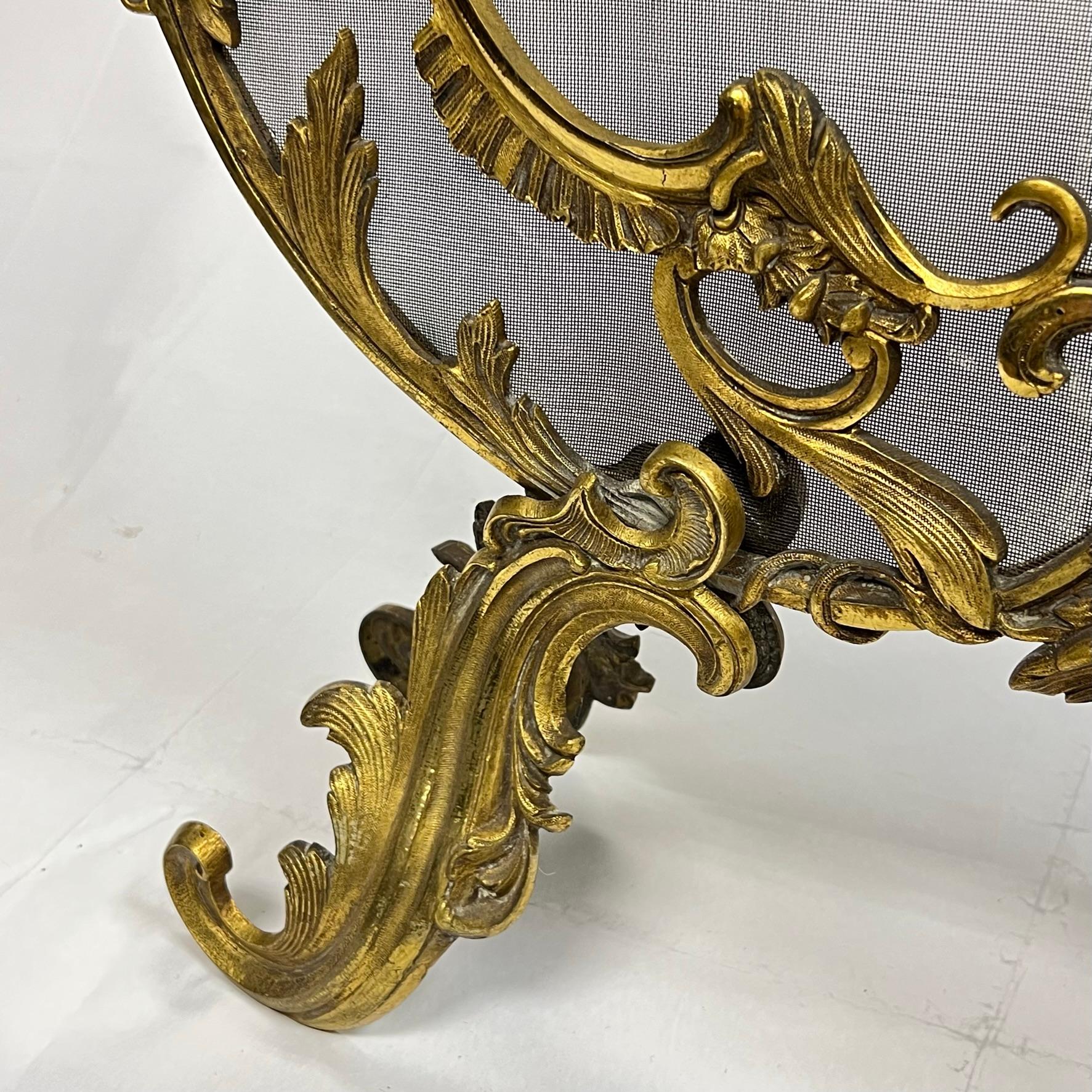 Französischer Kaminschirm aus vergoldeter Bronze des 19. Jahrhunderts im französischen Louis XV.-/XVI.-Stil im Angebot 3