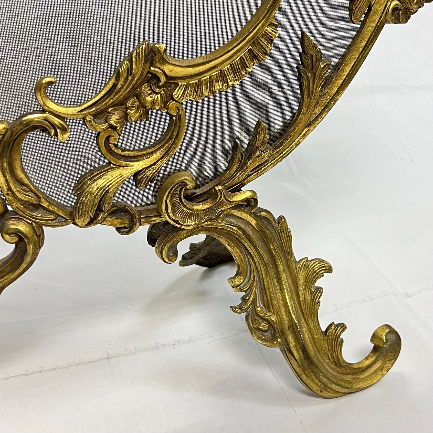Französischer Kaminschirm aus vergoldeter Bronze des 19. Jahrhunderts im französischen Louis XV.-/XVI.-Stil im Angebot 4