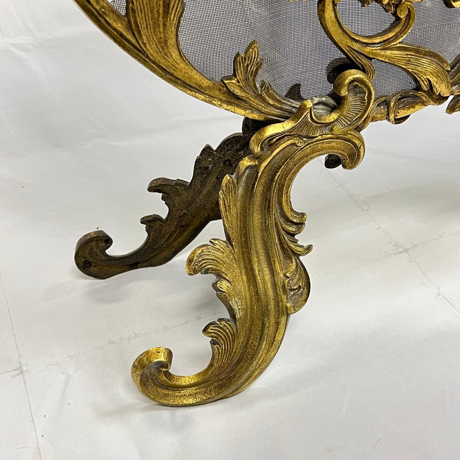 Französischer Kaminschirm aus vergoldeter Bronze des 19. Jahrhunderts im französischen Louis XV.-/XVI.-Stil im Angebot 5