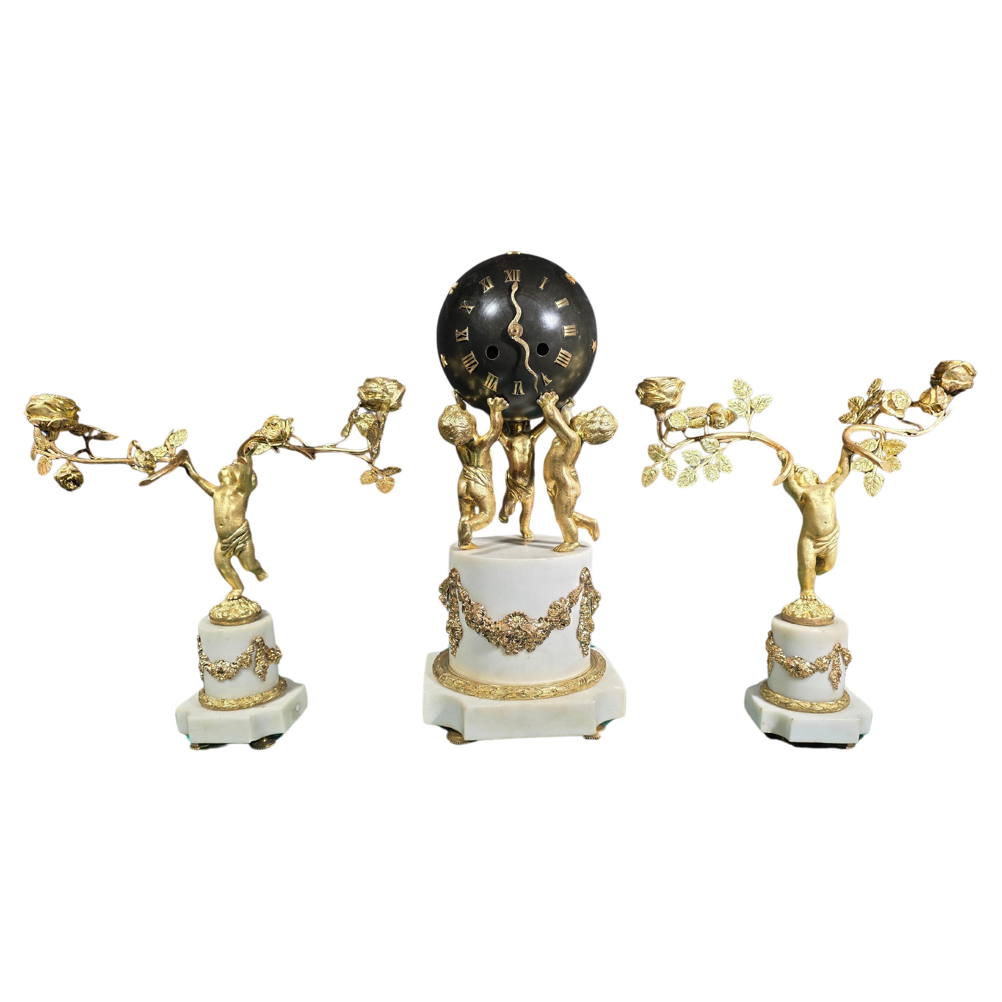 Ensemble de pendules à garniture en bronze doré du 19e siècle