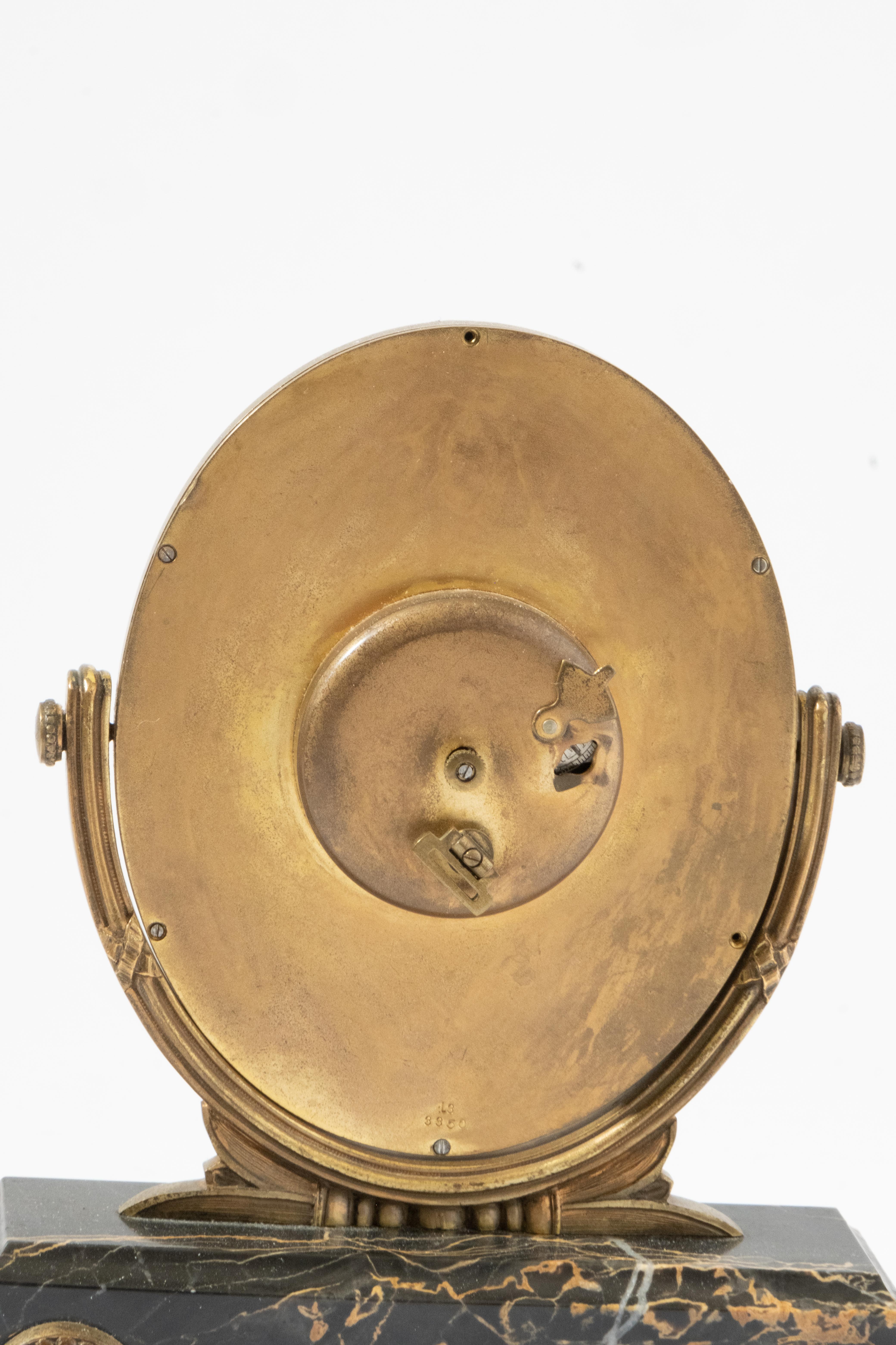 Französische Uhr aus vergoldeter Bronze, Guilloche-Emaille und Marmor aus dem 19. Jahrhundert im Angebot 2