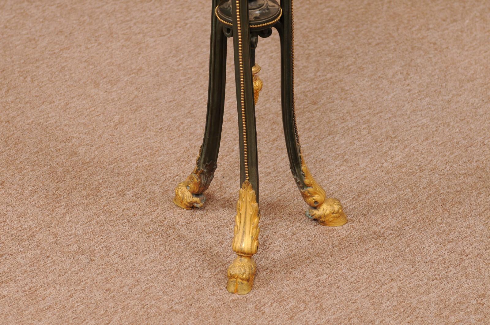 Gueridon en bronze doré et marbre du 19e siècle avec pieds en sabot en vente 8