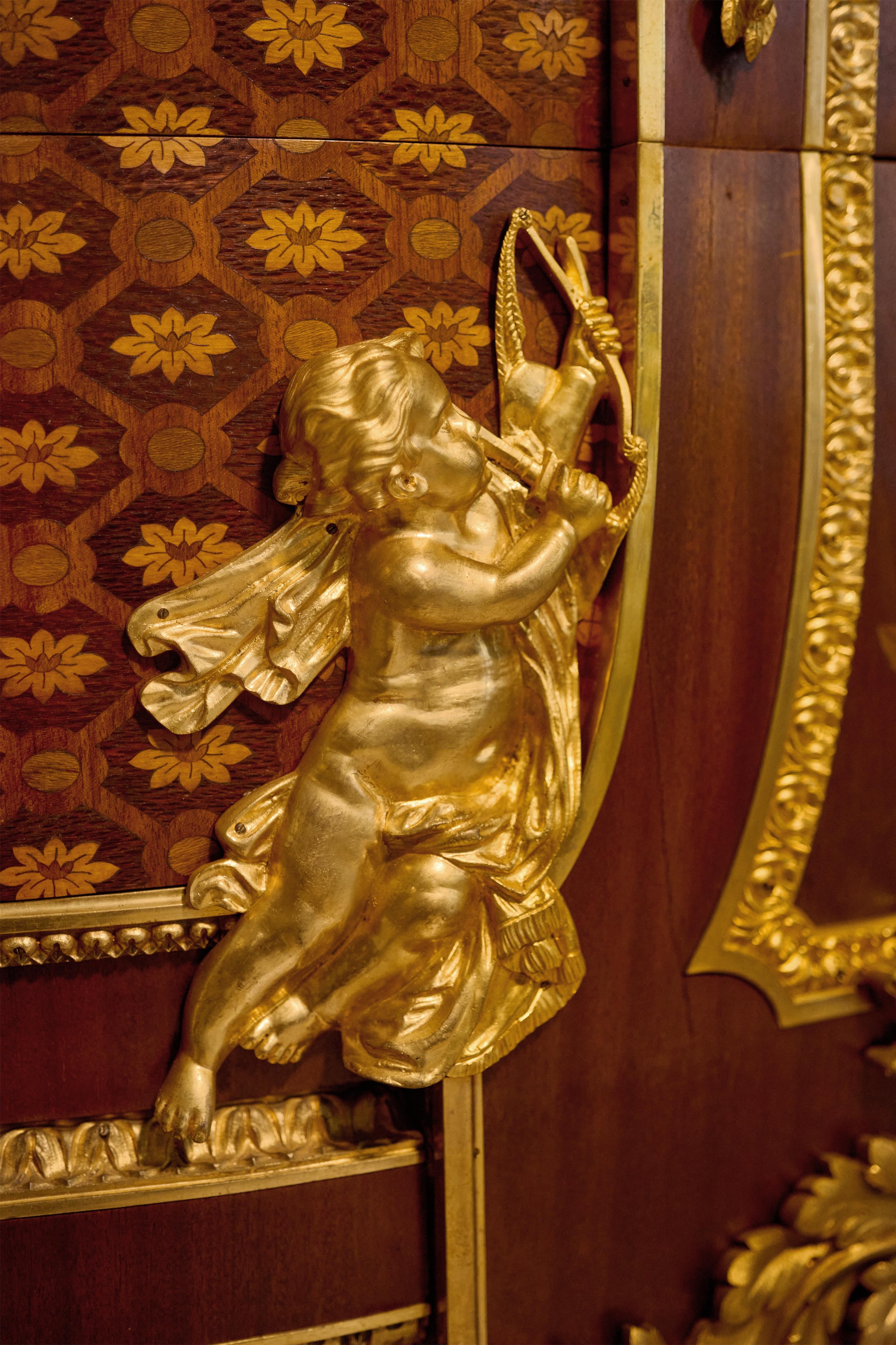 Commode française du 19ème siècle montée en bronze doré d'après Jean-Henri Riesener en vente 6