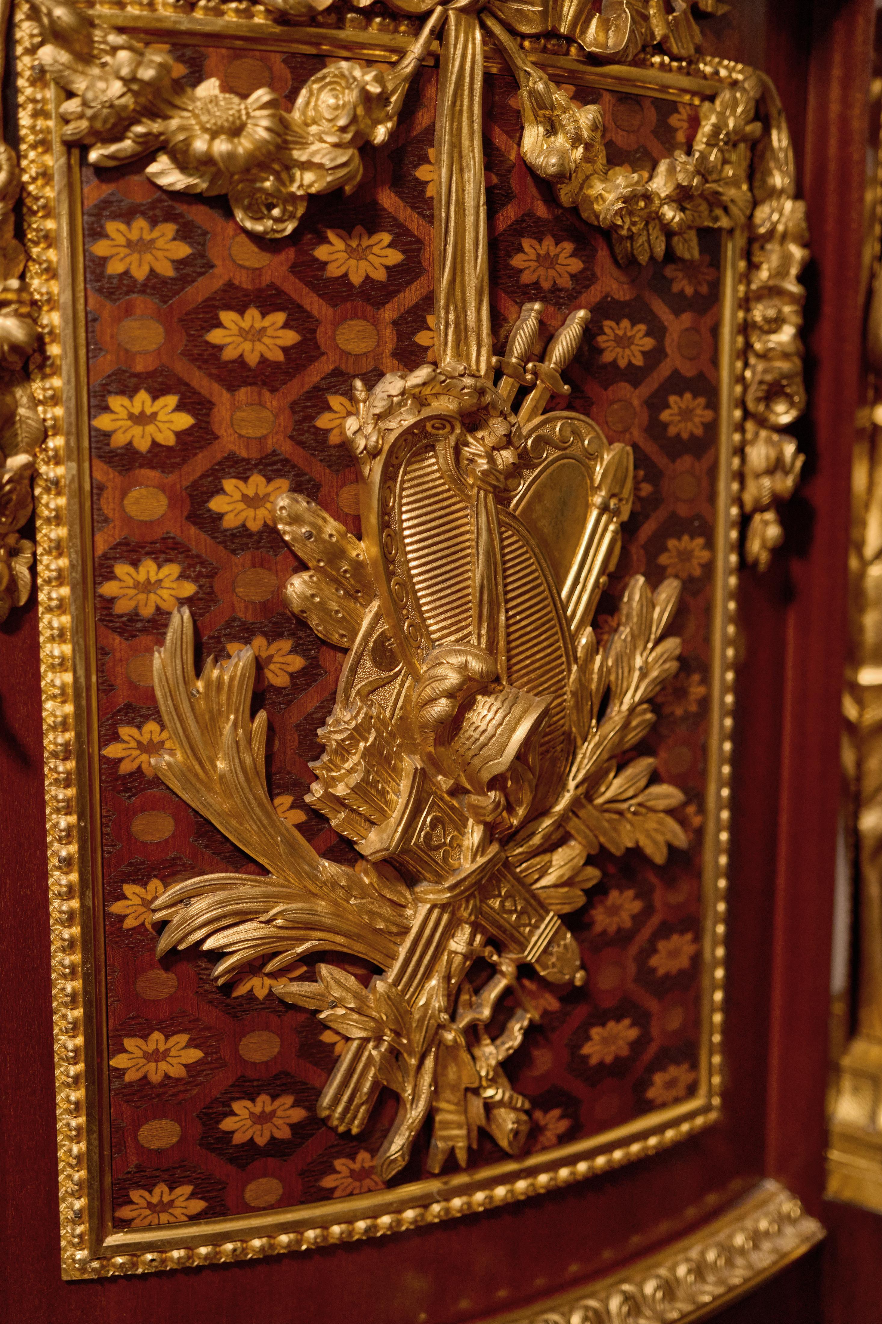 Commode française du 19ème siècle montée en bronze doré d'après Jean-Henri Riesener en vente 3