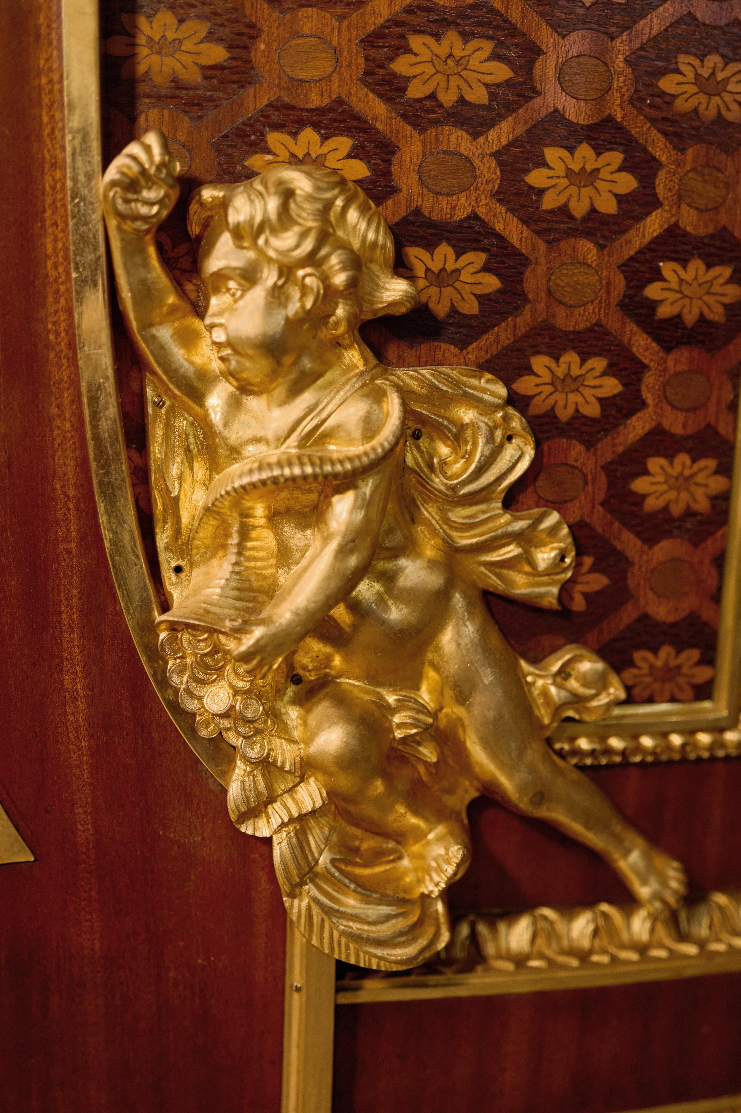 Commode française du 19ème siècle montée en bronze doré d'après Jean-Henri Riesener en vente 4