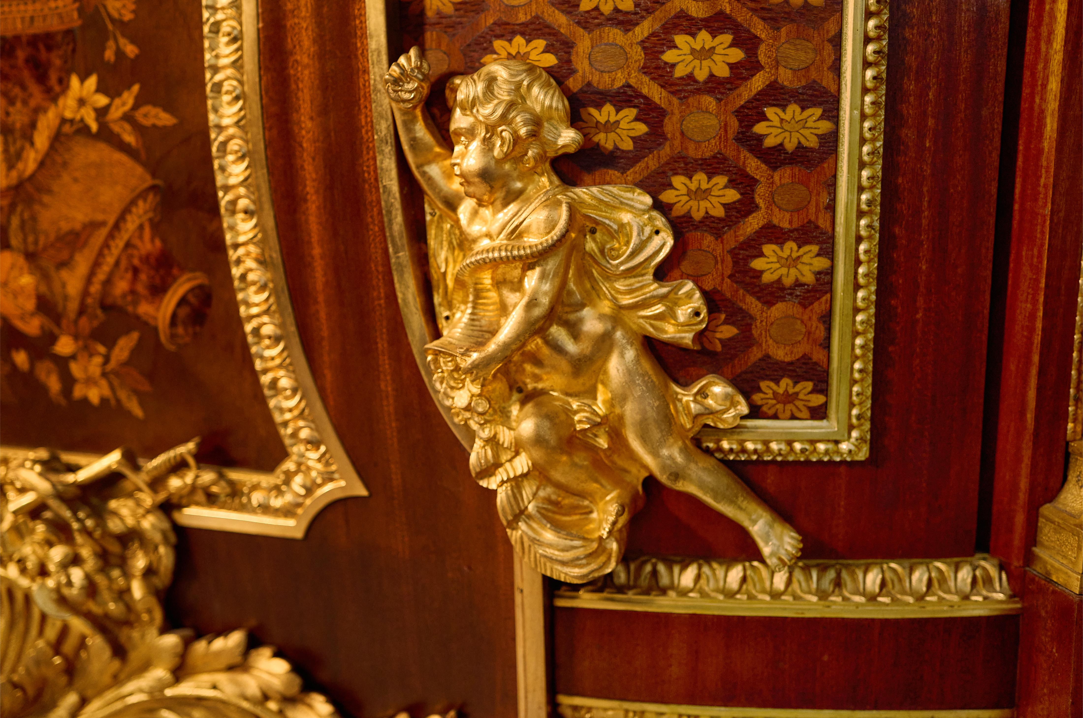 Commode française du 19ème siècle montée en bronze doré d'après Jean-Henri Riesener en vente 5