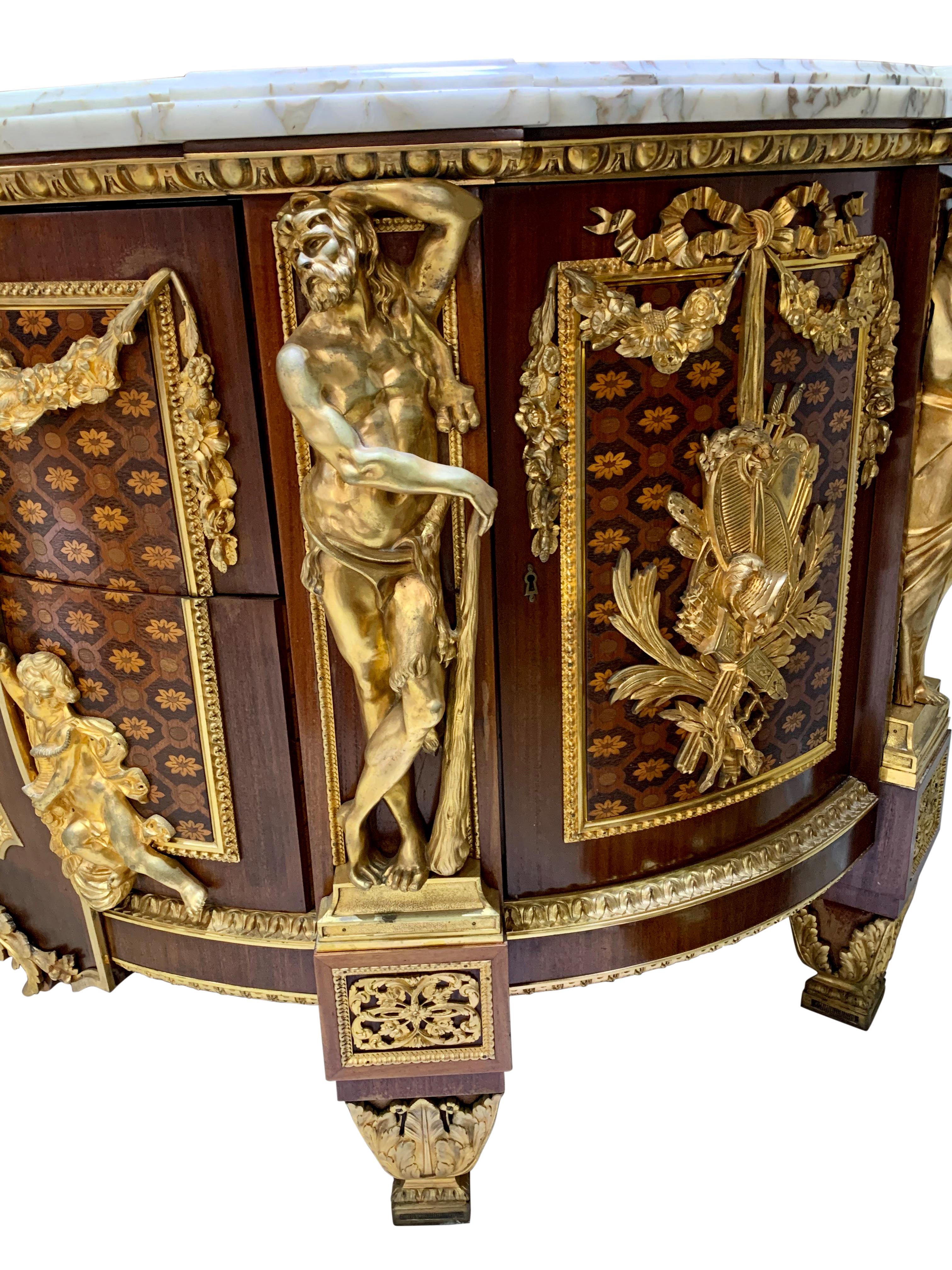 Louis XVI Commode française du 19ème siècle montée en bronze doré d'après Jean-Henri Riesener en vente