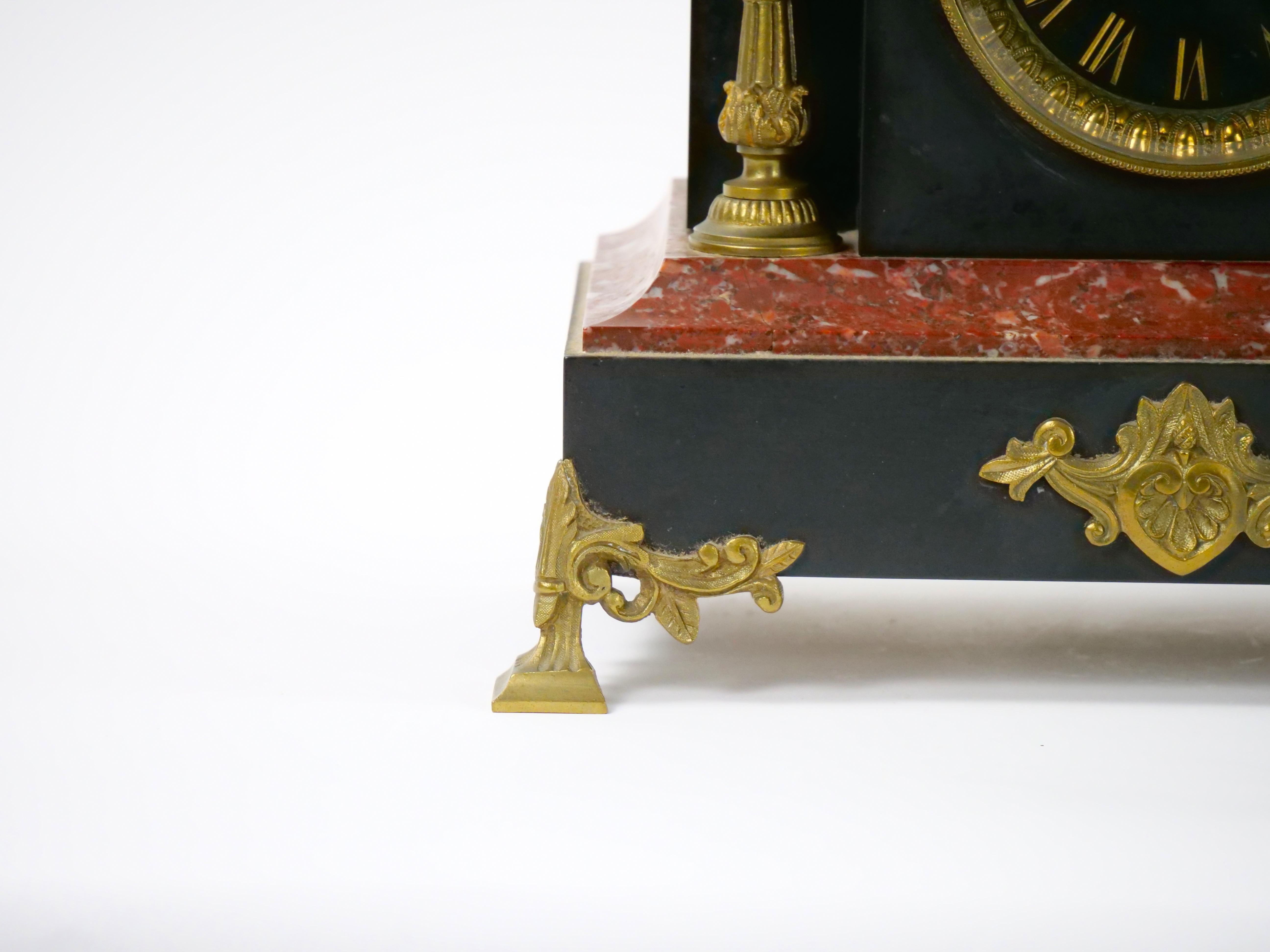 Milieu du XIXe siècle Pendule de cheminée française du 19ème siècle en ardoise et marbre rouge montée sur bronze doré en vente