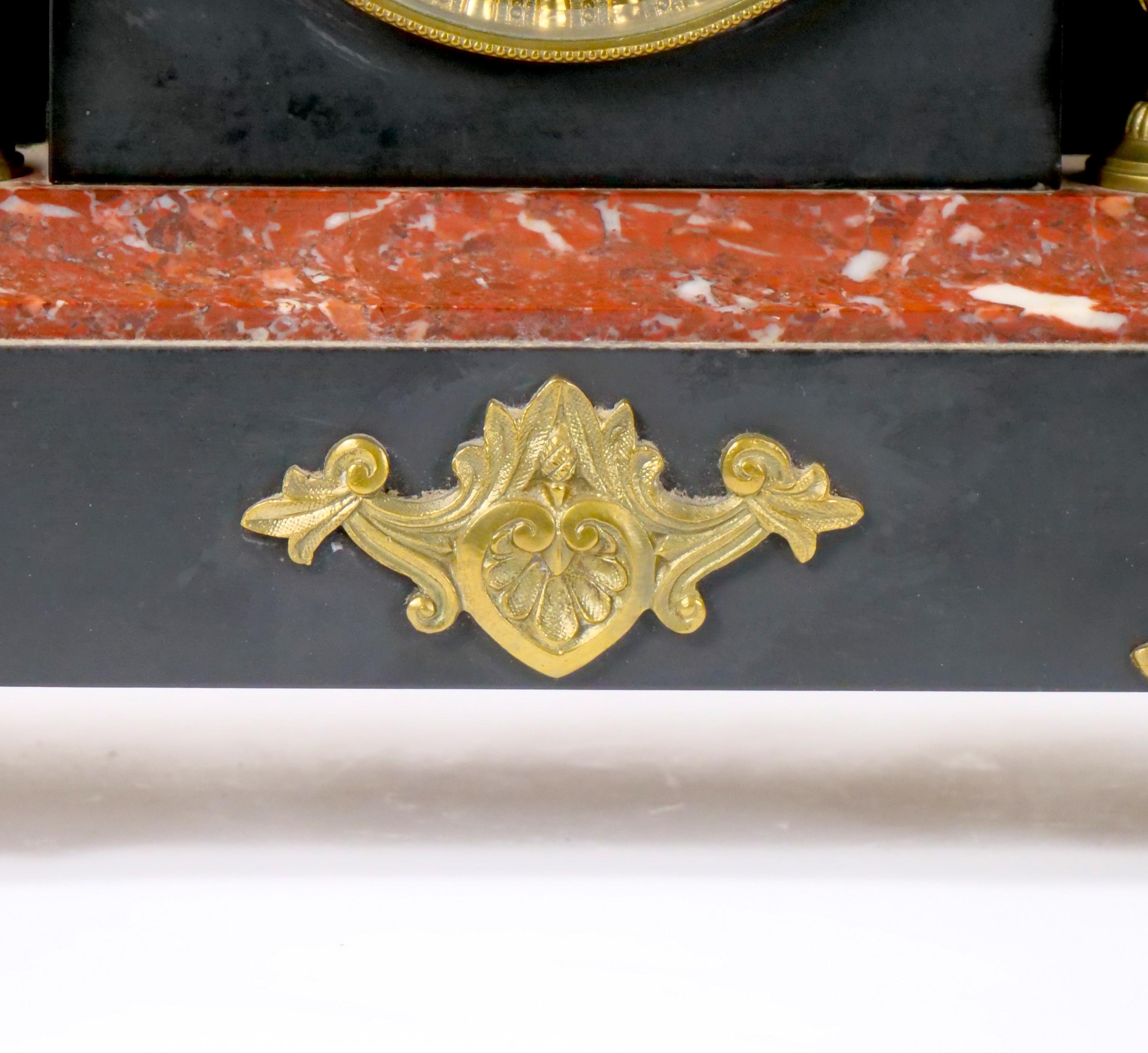 Französische Kaminuhr aus vergoldeter Bronze mit Schiefer und rotem Marmor aus dem 19. Jahrhundert im Angebot 3