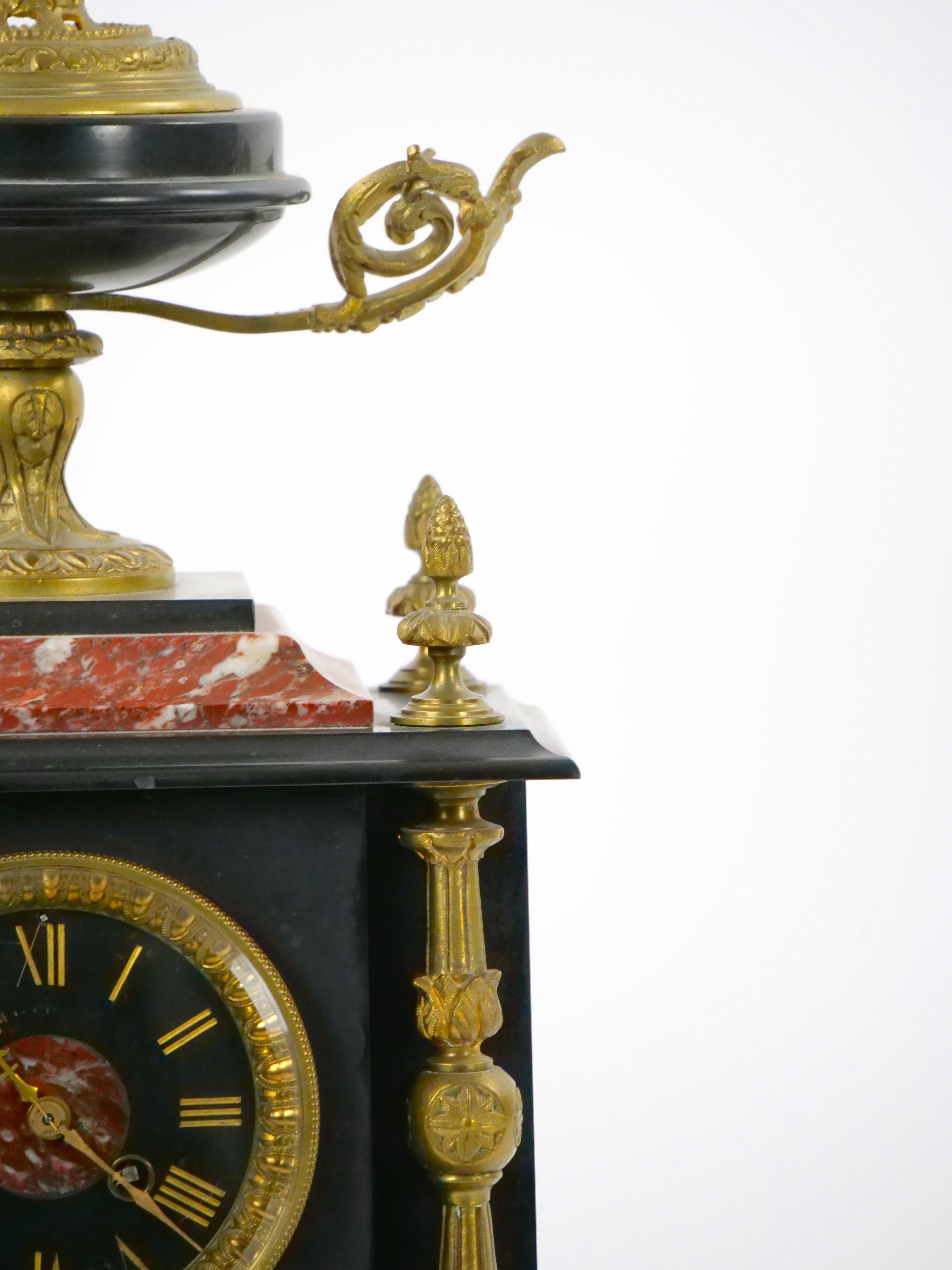 Pendule de cheminée française du 19ème siècle en ardoise et marbre rouge montée sur bronze doré en vente 1