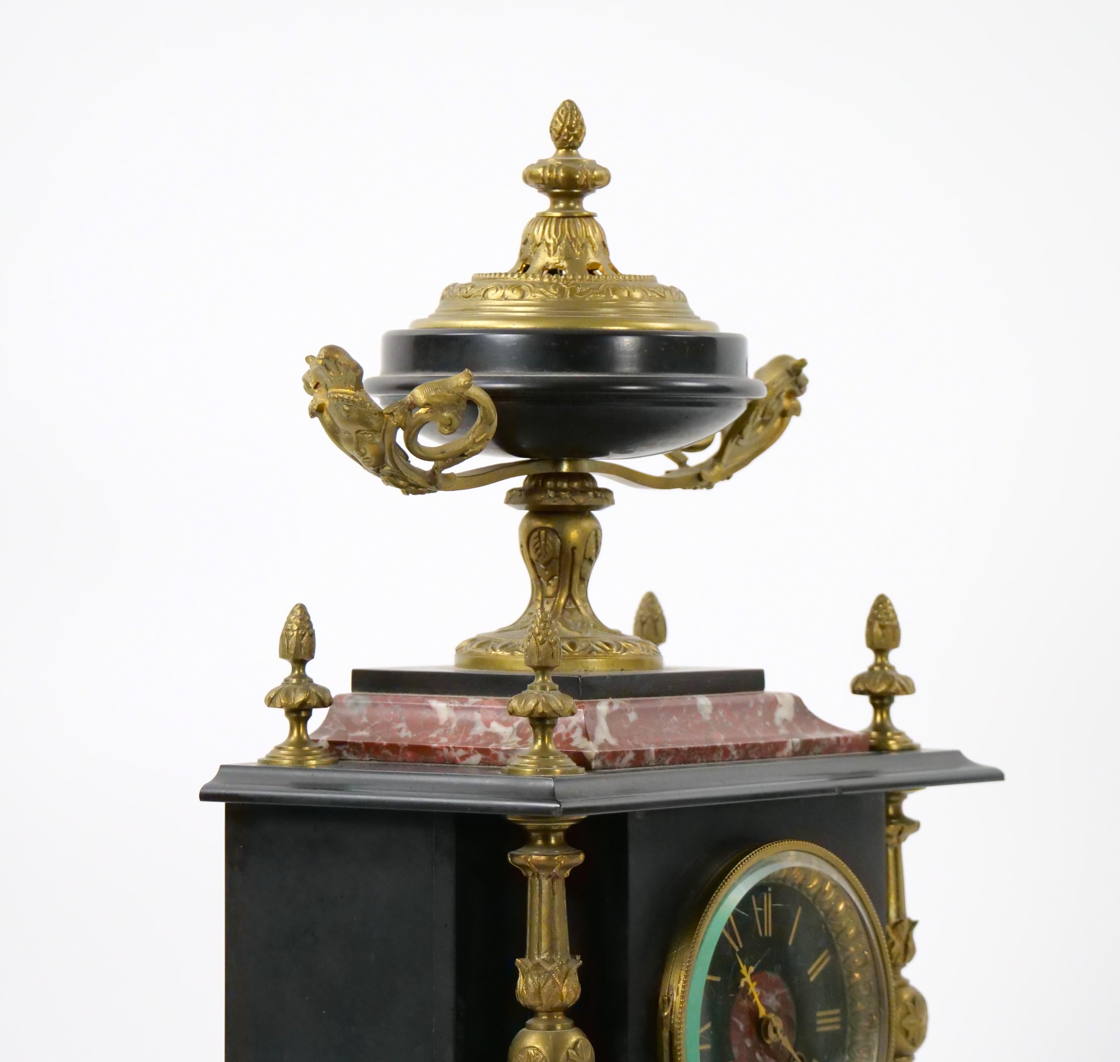 Pendule de cheminée française du 19ème siècle en ardoise et marbre rouge montée sur bronze doré en vente 3