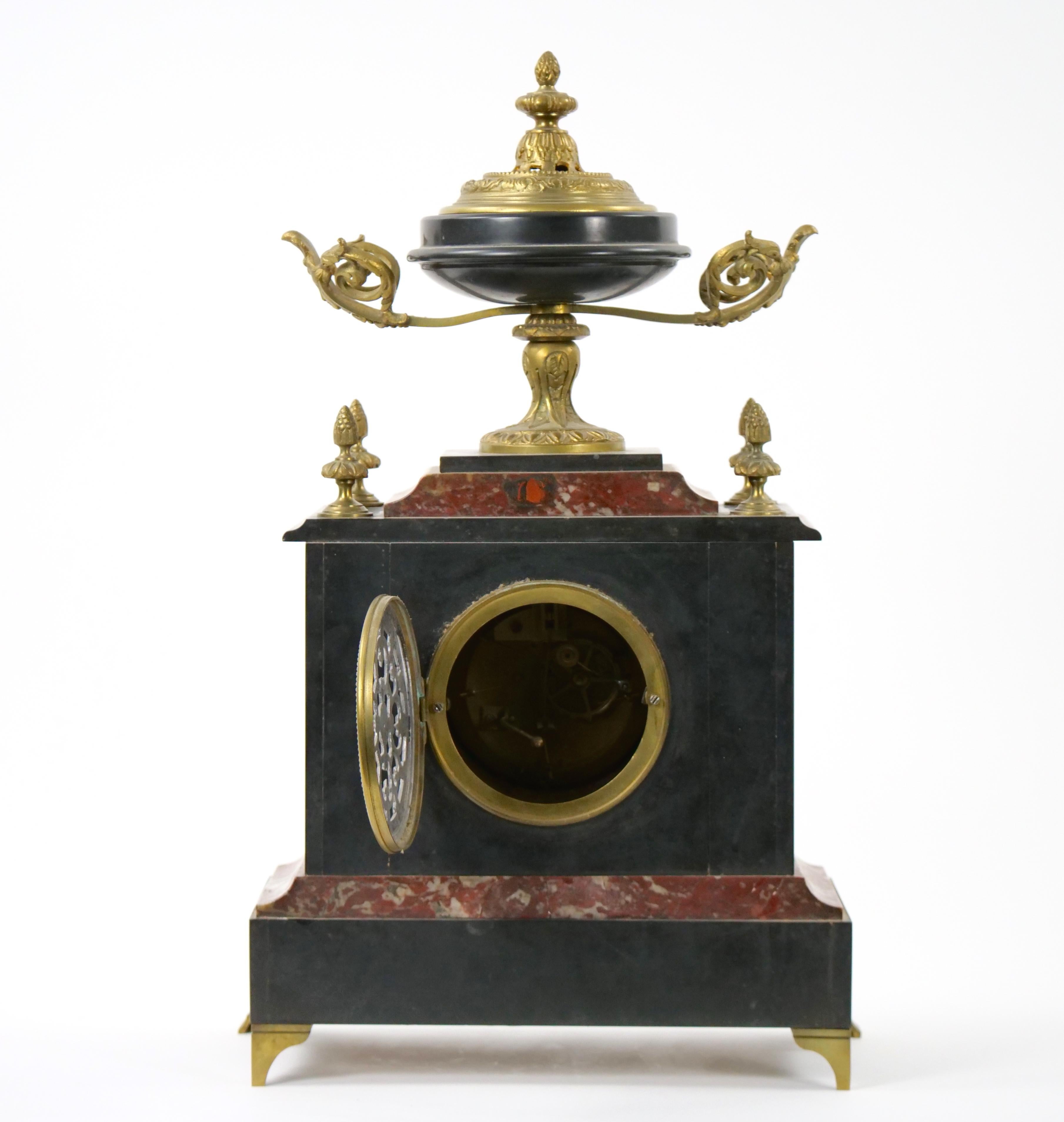 Pendule de cheminée française du 19ème siècle en ardoise et marbre rouge montée sur bronze doré en vente 6