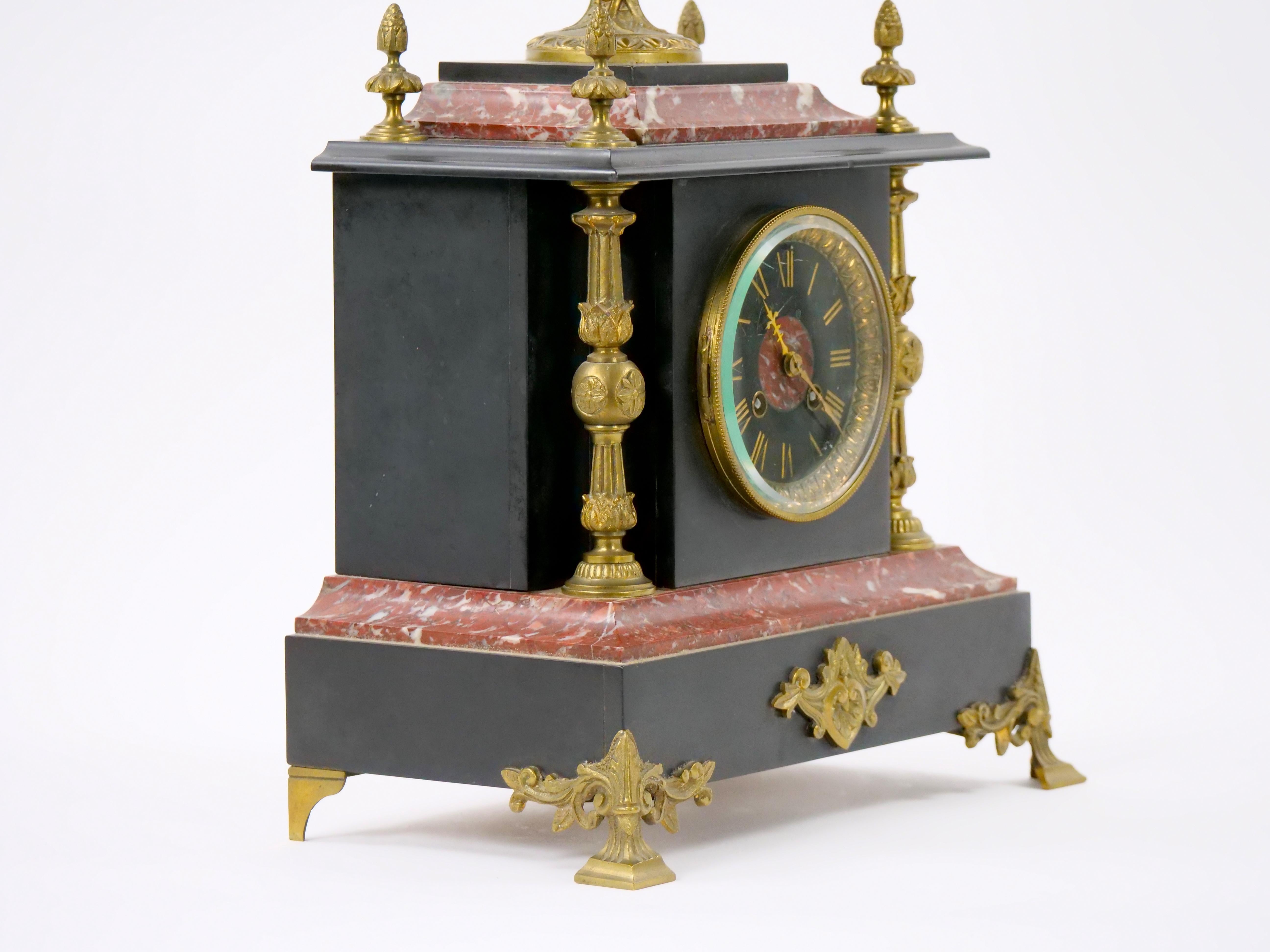 Français Pendule de cheminée française du 19ème siècle en ardoise et marbre rouge montée sur bronze doré en vente