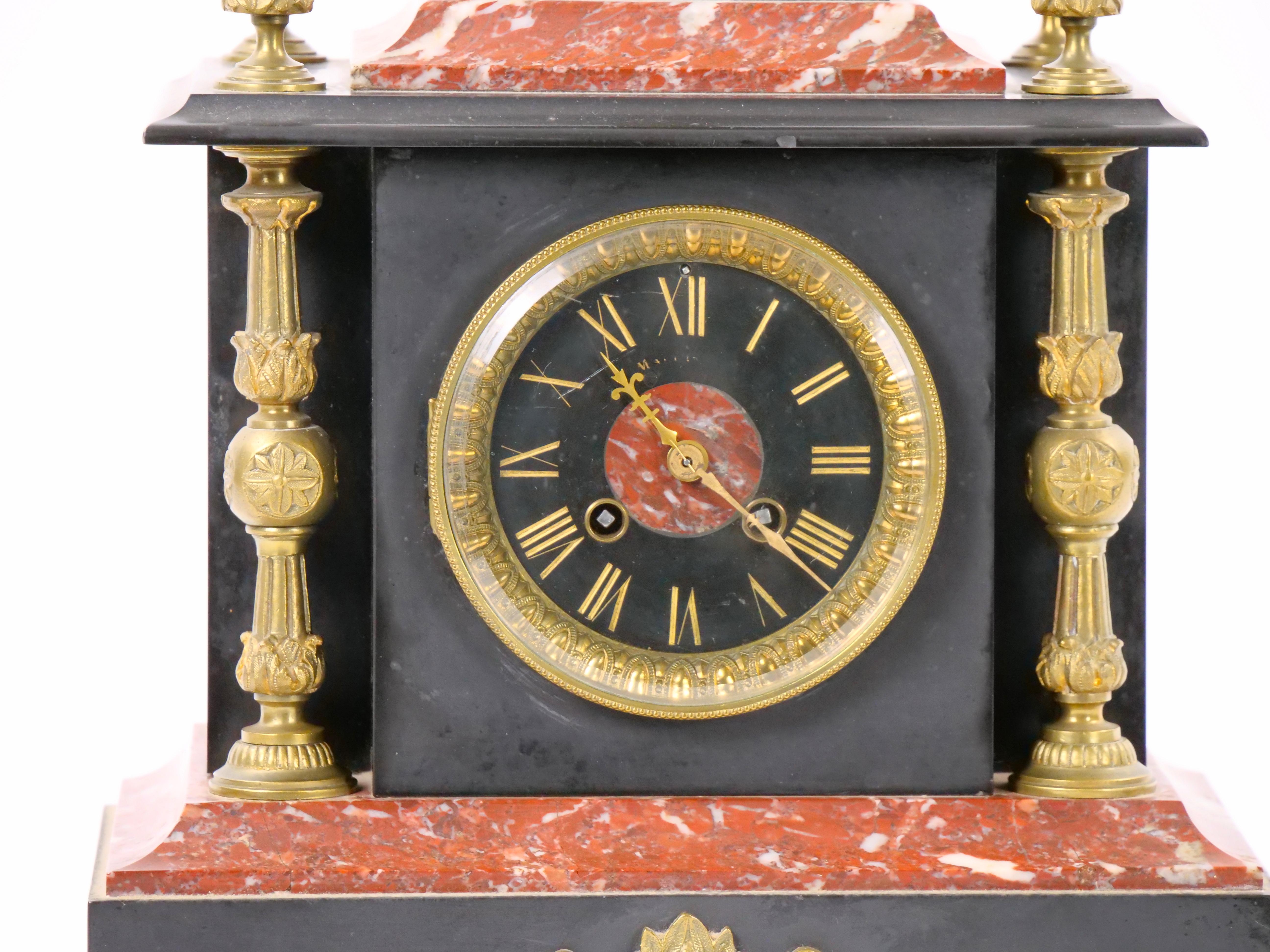 Doré Pendule de cheminée française du 19ème siècle en ardoise et marbre rouge montée sur bronze doré en vente