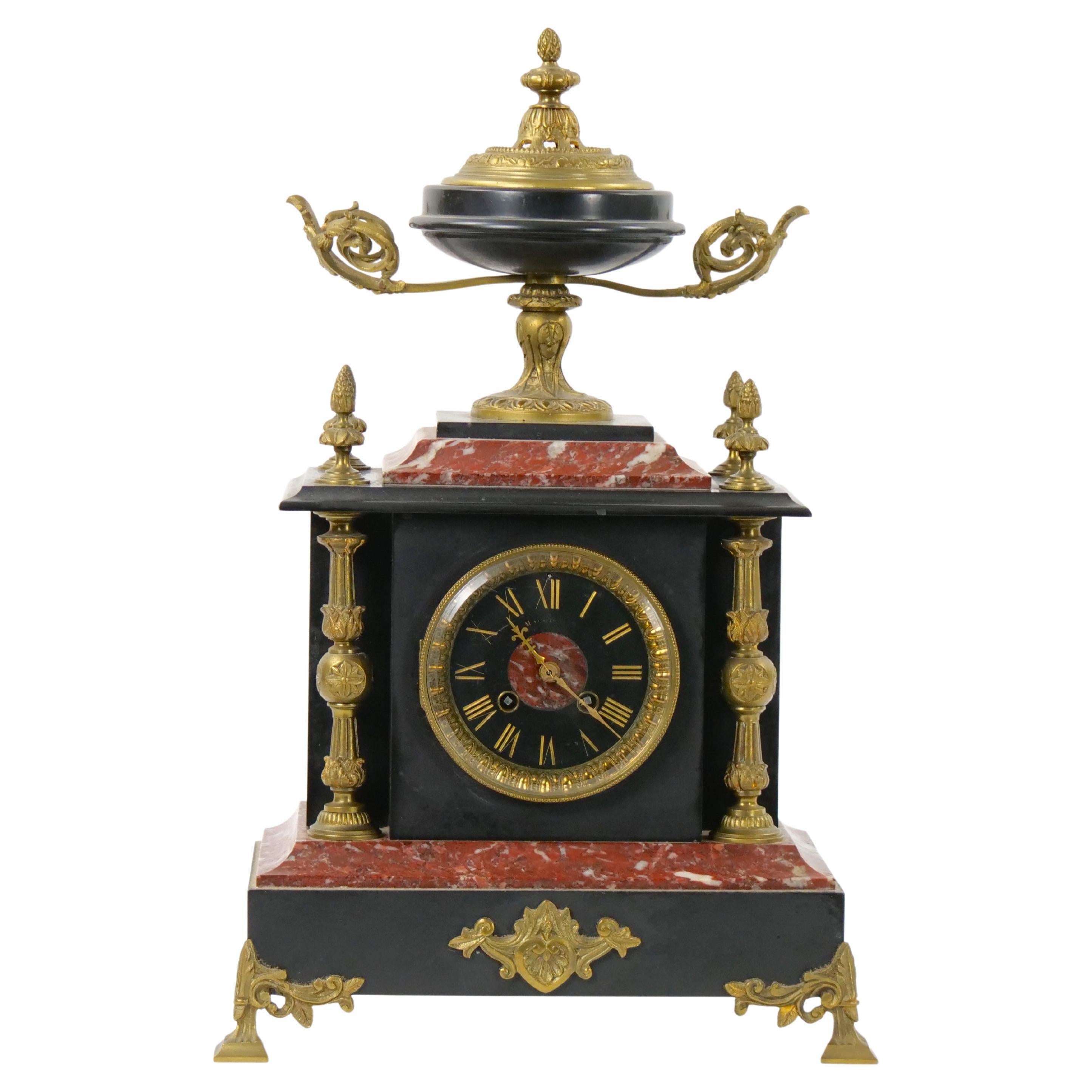 Pendule de cheminée française du 19ème siècle en ardoise et marbre rouge montée sur bronze doré