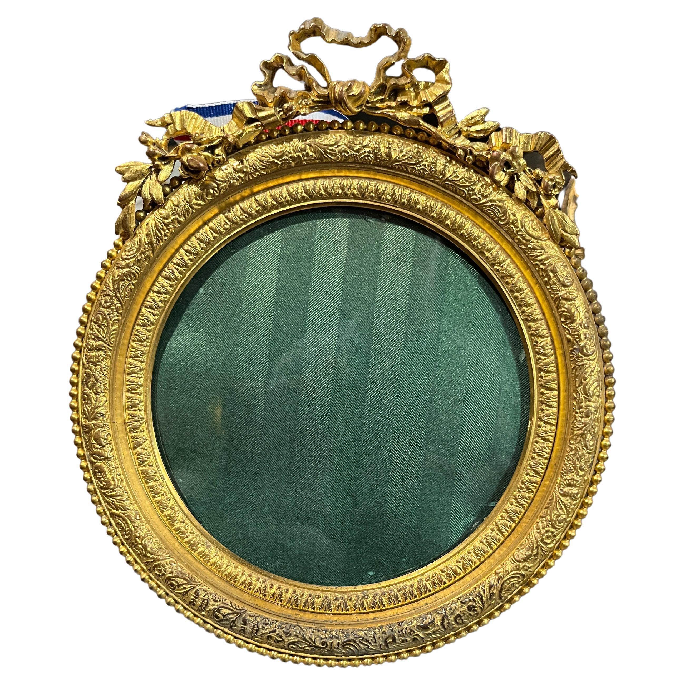 Cadre néoclassique français du 19ème siècle en bronze doré