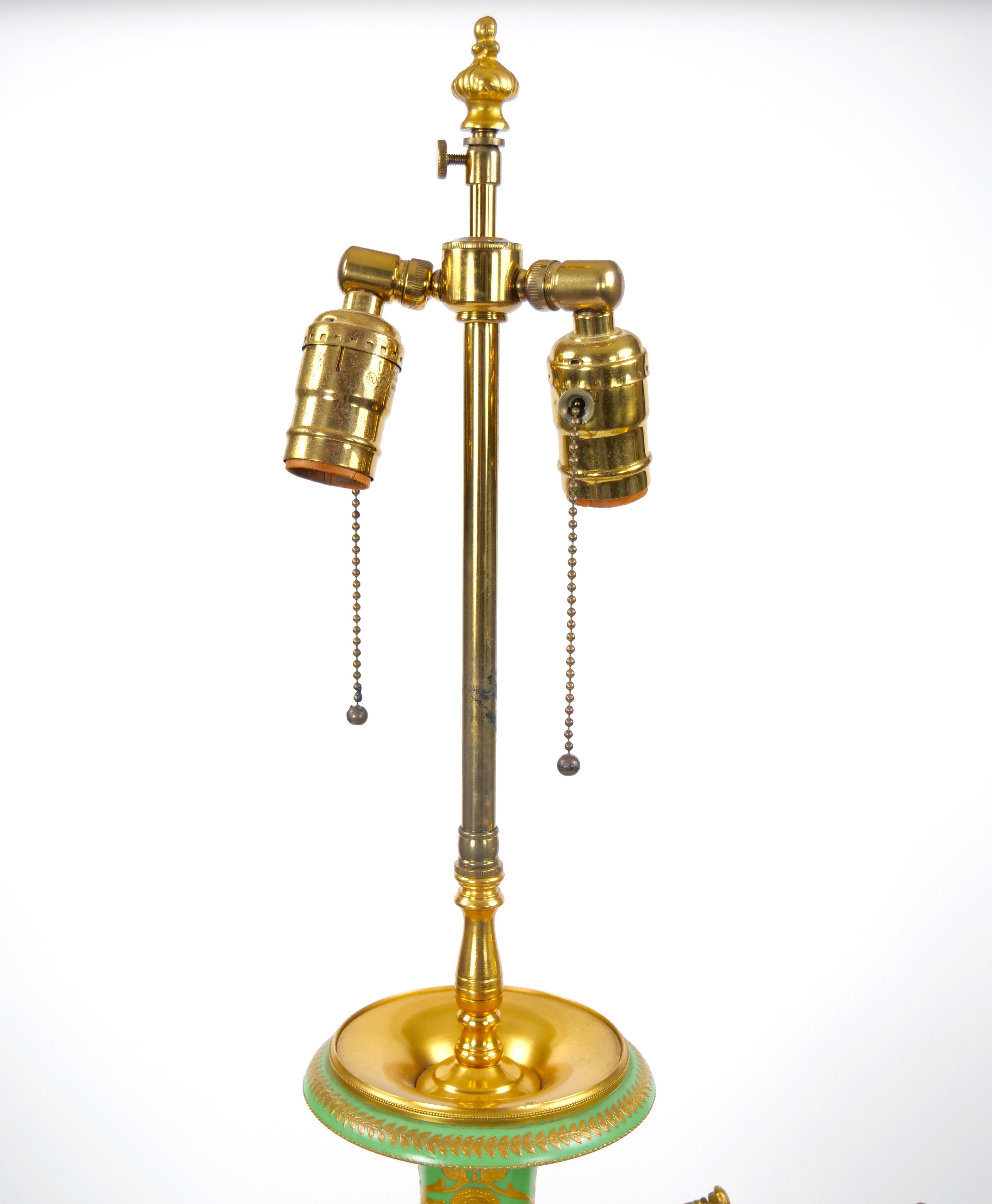 Lampes de table en porcelaine de Sèvres du 19e siècle, montées sur bronze doré et ormolu en vente 2