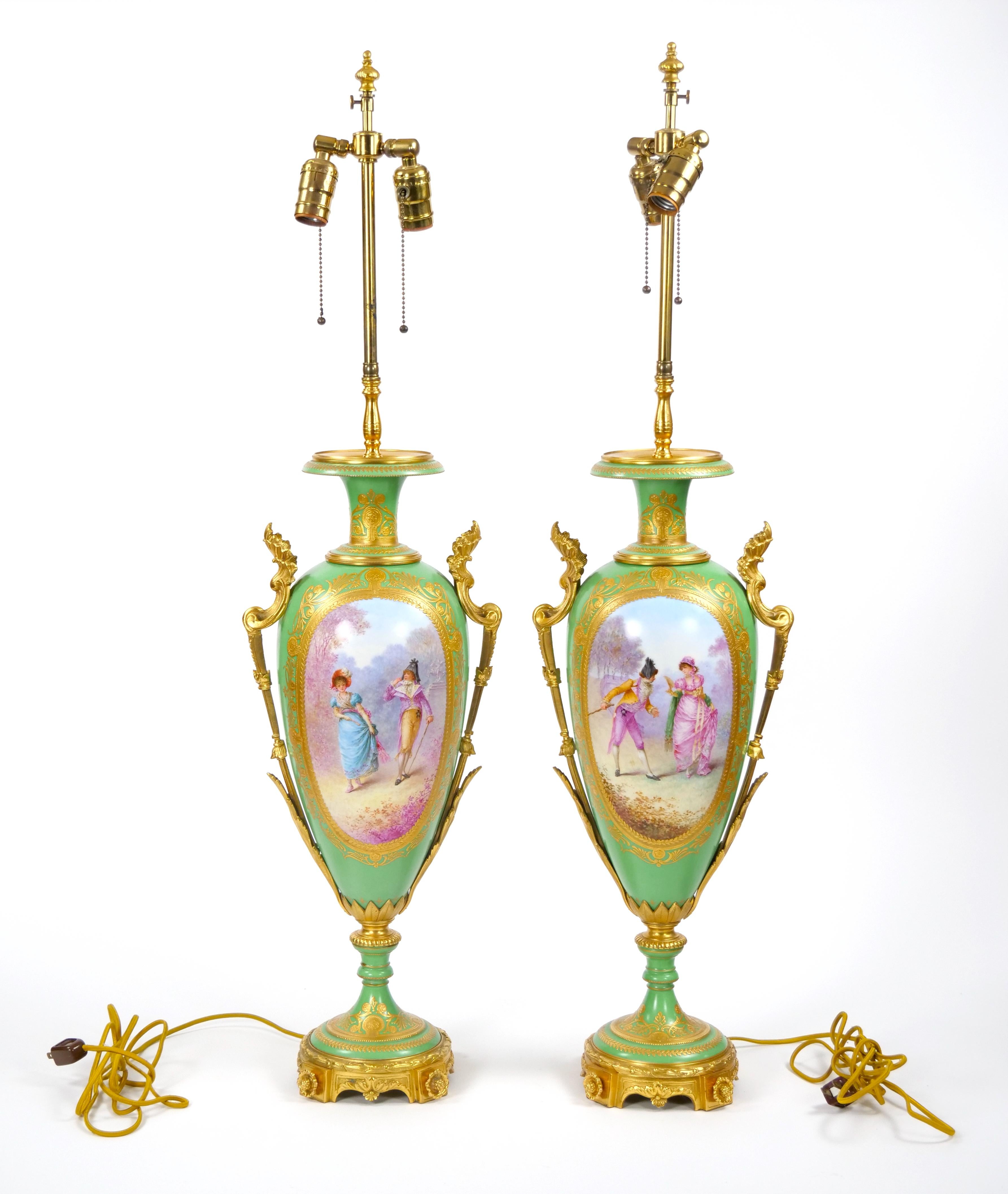 Lampes de table en porcelaine de Sèvres du 19e siècle, montées sur bronze doré et ormolu en vente 3