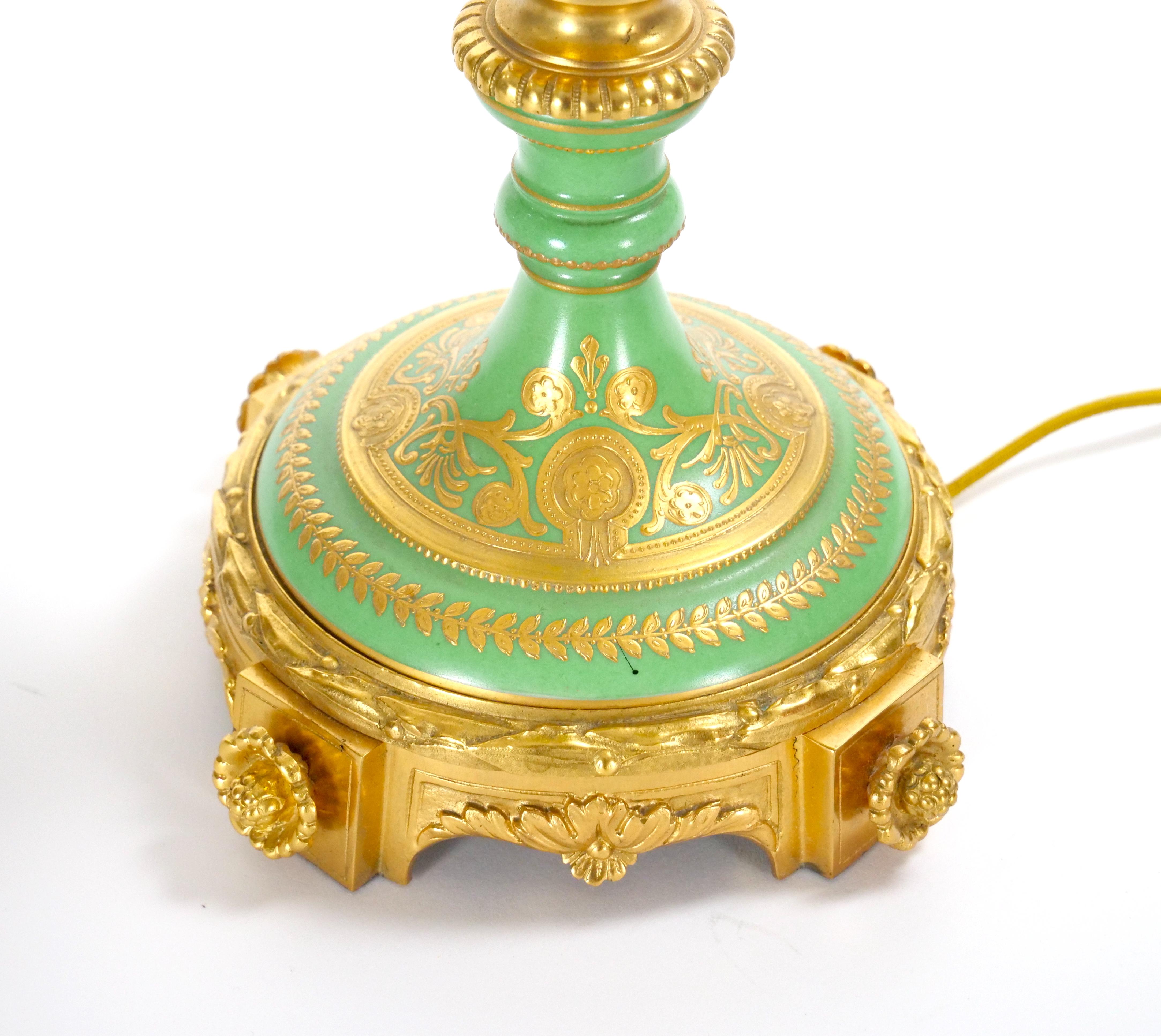 Lampes de table en porcelaine de Sèvres du 19e siècle, montées sur bronze doré et ormolu en vente 4