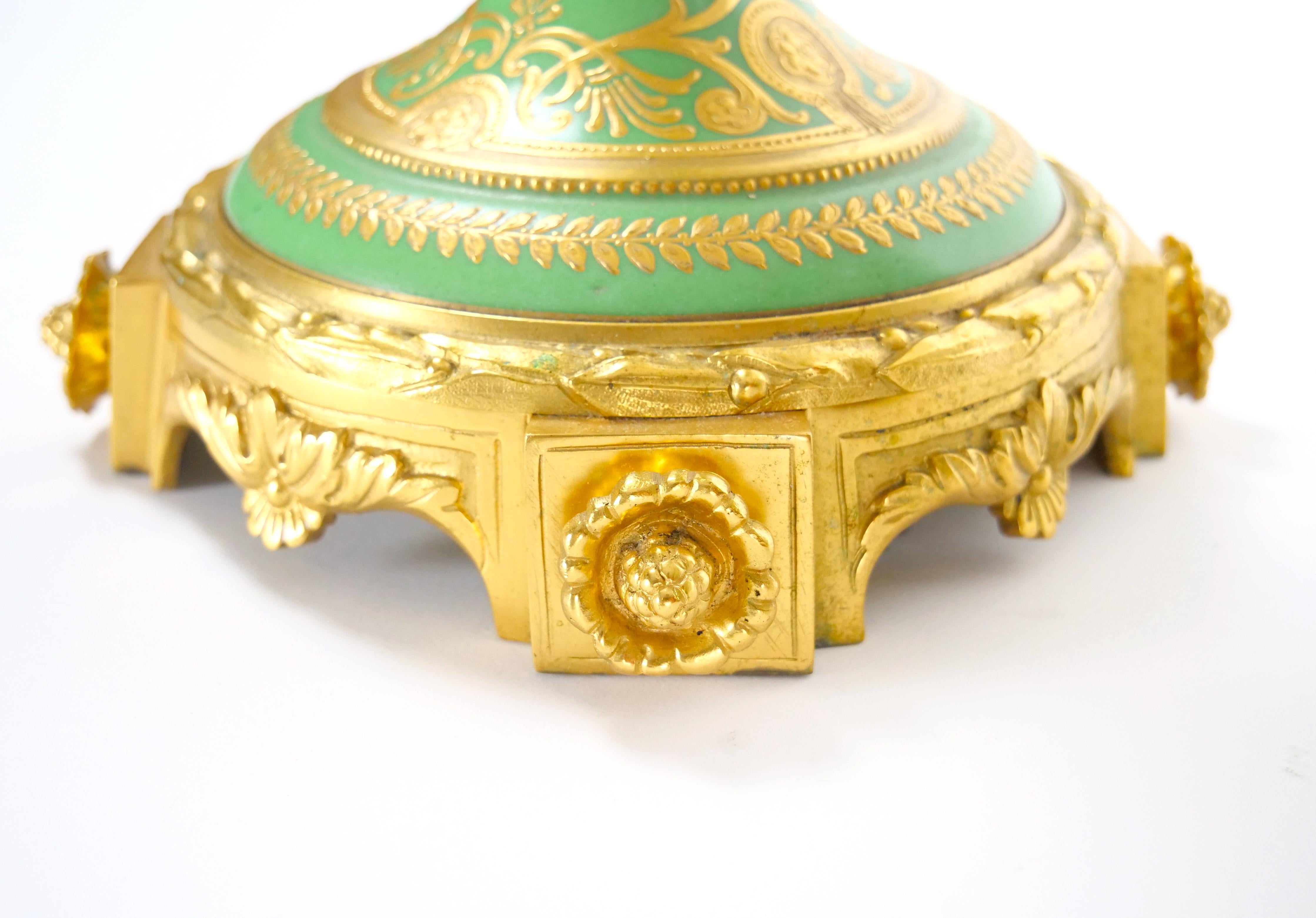 Lampes de table en porcelaine de Sèvres du 19e siècle, montées sur bronze doré et ormolu en vente 5