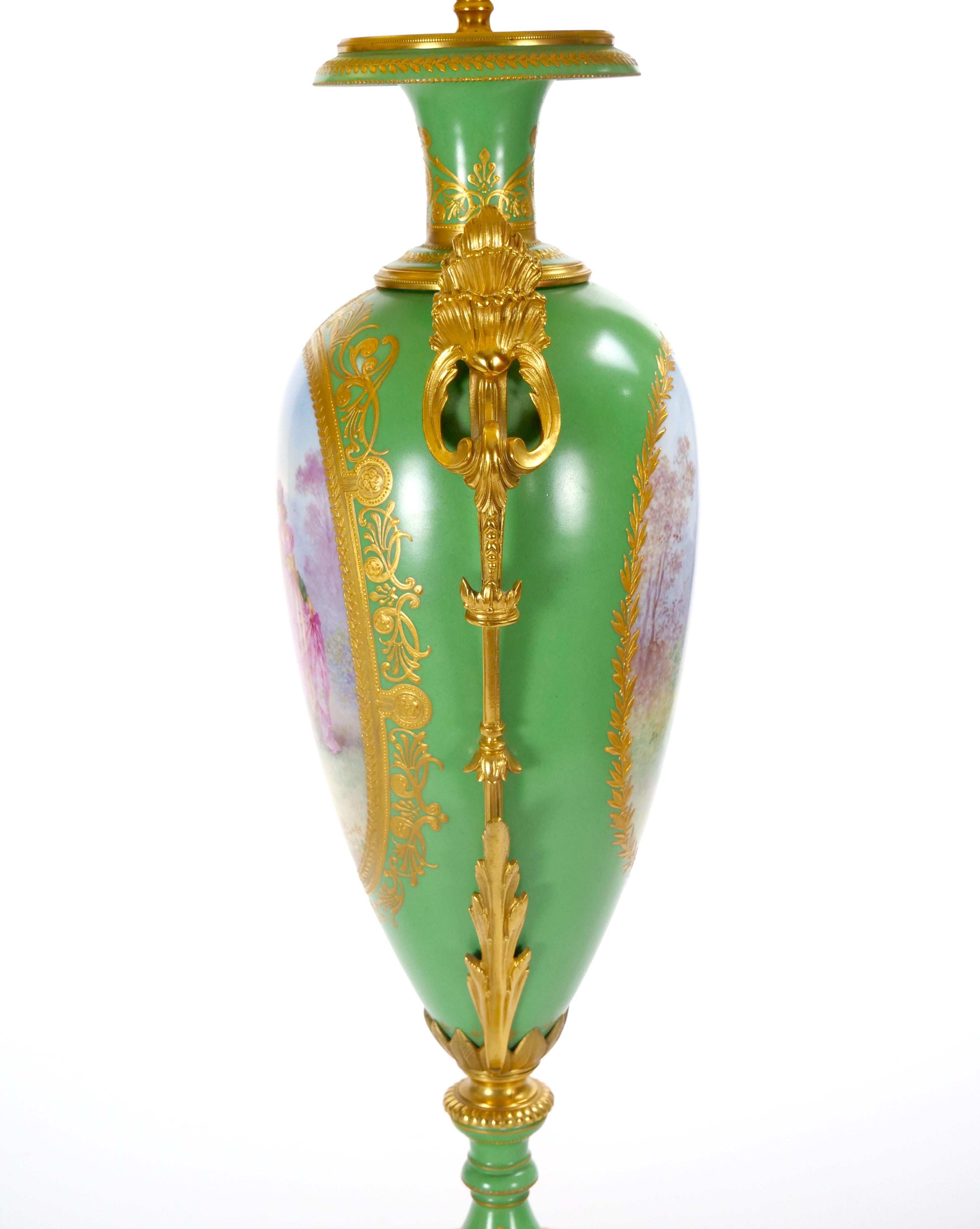 Lampes de table en porcelaine de Sèvres du 19e siècle, montées sur bronze doré et ormolu en vente 6