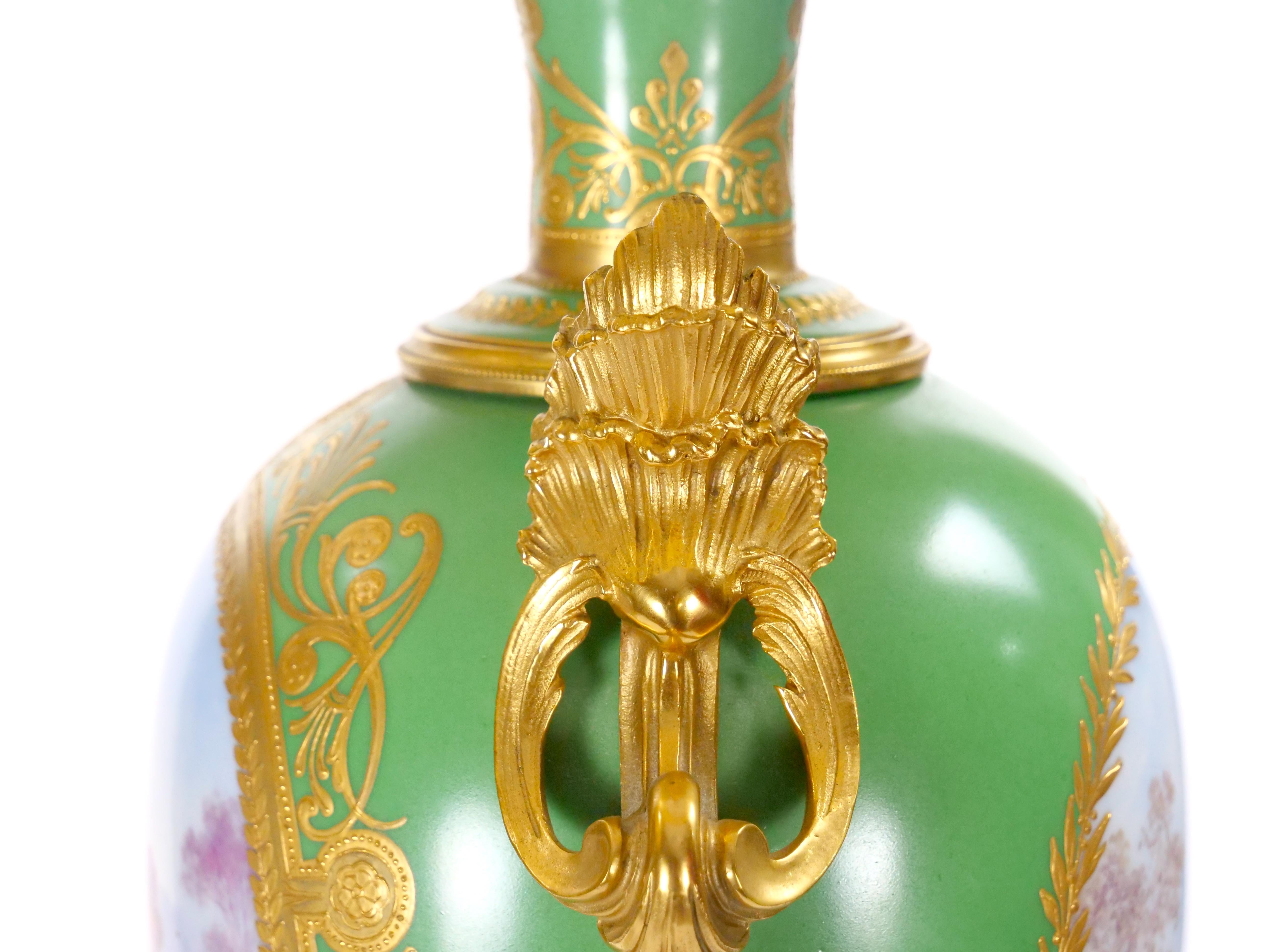 Lampes de table en porcelaine de Sèvres du 19e siècle, montées sur bronze doré et ormolu en vente 7