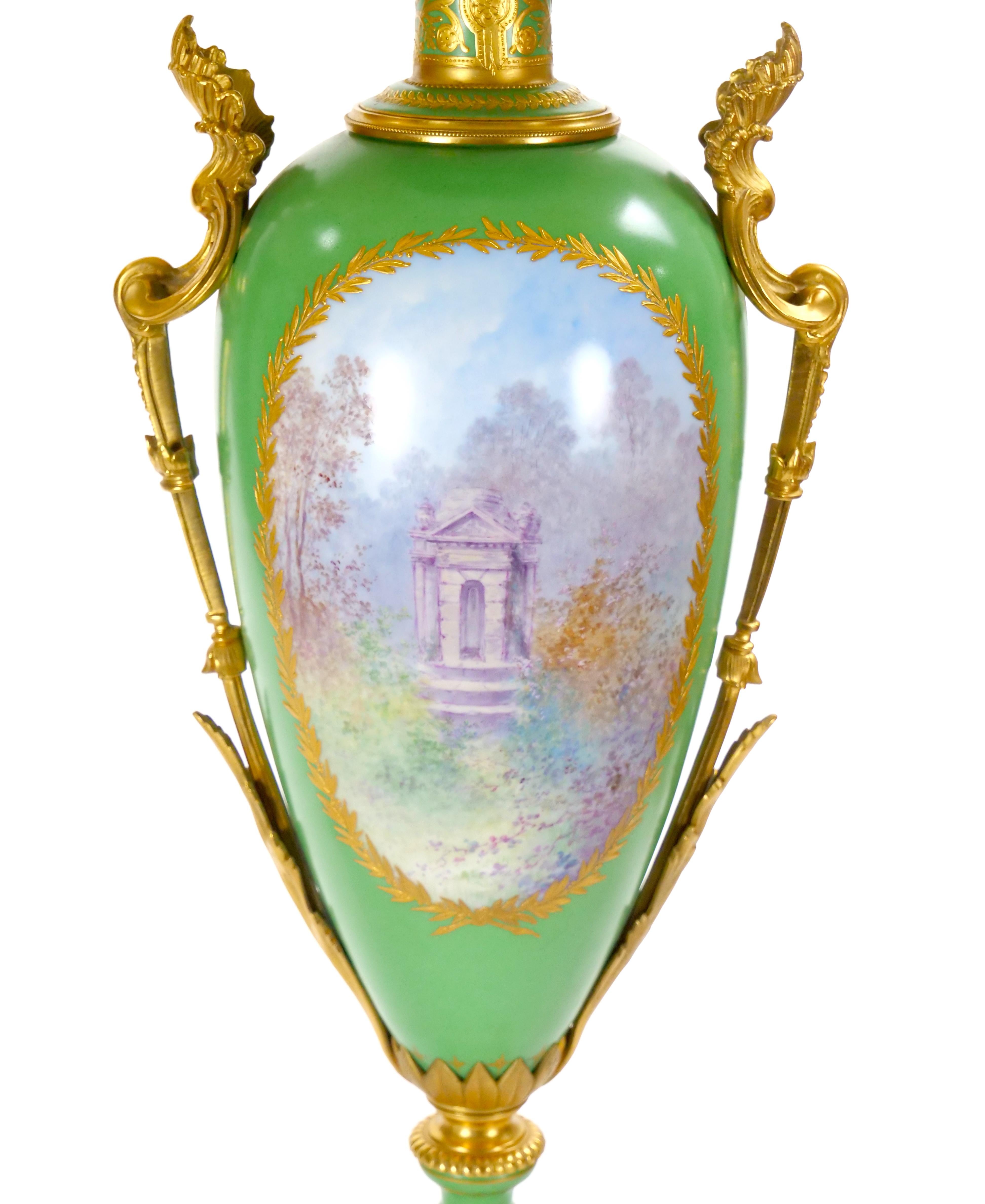 Lampes de table en porcelaine de Sèvres du 19e siècle, montées sur bronze doré et ormolu en vente 8